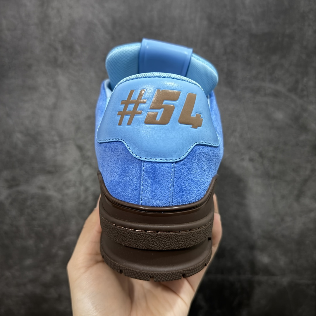 图片[4]-【YS纯原顶级版】顶级莞产 LOUIS VUITTON 路易威登 LV Trainer 牛皮革 拼接棕蓝色 ✦ 原楦原纸版开模，鞋型立体饱满 ✦ 零毛边、零溢胶、零线头瑕疵 ✦ 细节与原版一致 区分市面通货 ✦ 多层叠片＋电脑针车，针距密度一致 ✦ Monogram浮雕＋3D高频压纹 ✦ 多密度发泡中底：支撑回弹媲美专柜 ✦ 原装橡胶大底：含胶量高、纹路深、双拼接零偏差 ✦ ZP级原装包装：专柜款鞋盒＋防尘袋＋说明书 尺码：39-45-选品中心