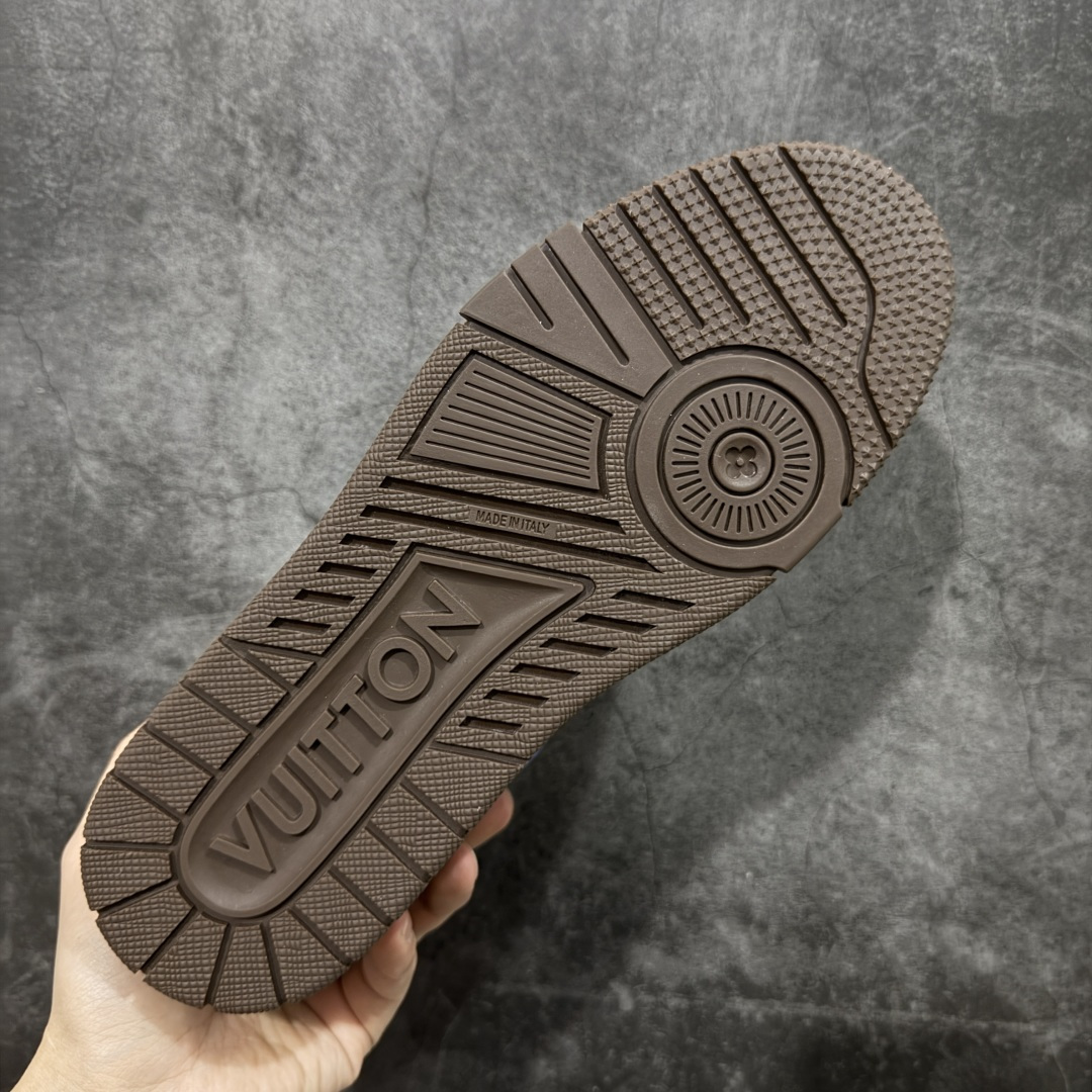 图片[9]-【YS纯原顶级版】顶级莞产 LOUIS VUITTON 路易威登 LV Trainer 牛皮革 拼接棕蓝色 ✦ 原楦原纸版开模，鞋型立体饱满 ✦ 零毛边、零溢胶、零线头瑕疵 ✦ 细节与原版一致 区分市面通货 ✦ 多层叠片＋电脑针车，针距密度一致 ✦ Monogram浮雕＋3D高频压纹 ✦ 多密度发泡中底：支撑回弹媲美专柜 ✦ 原装橡胶大底：含胶量高、纹路深、双拼接零偏差 ✦ ZP级原装包装：专柜款鞋盒＋防尘袋＋说明书 尺码：39-45-选品中心