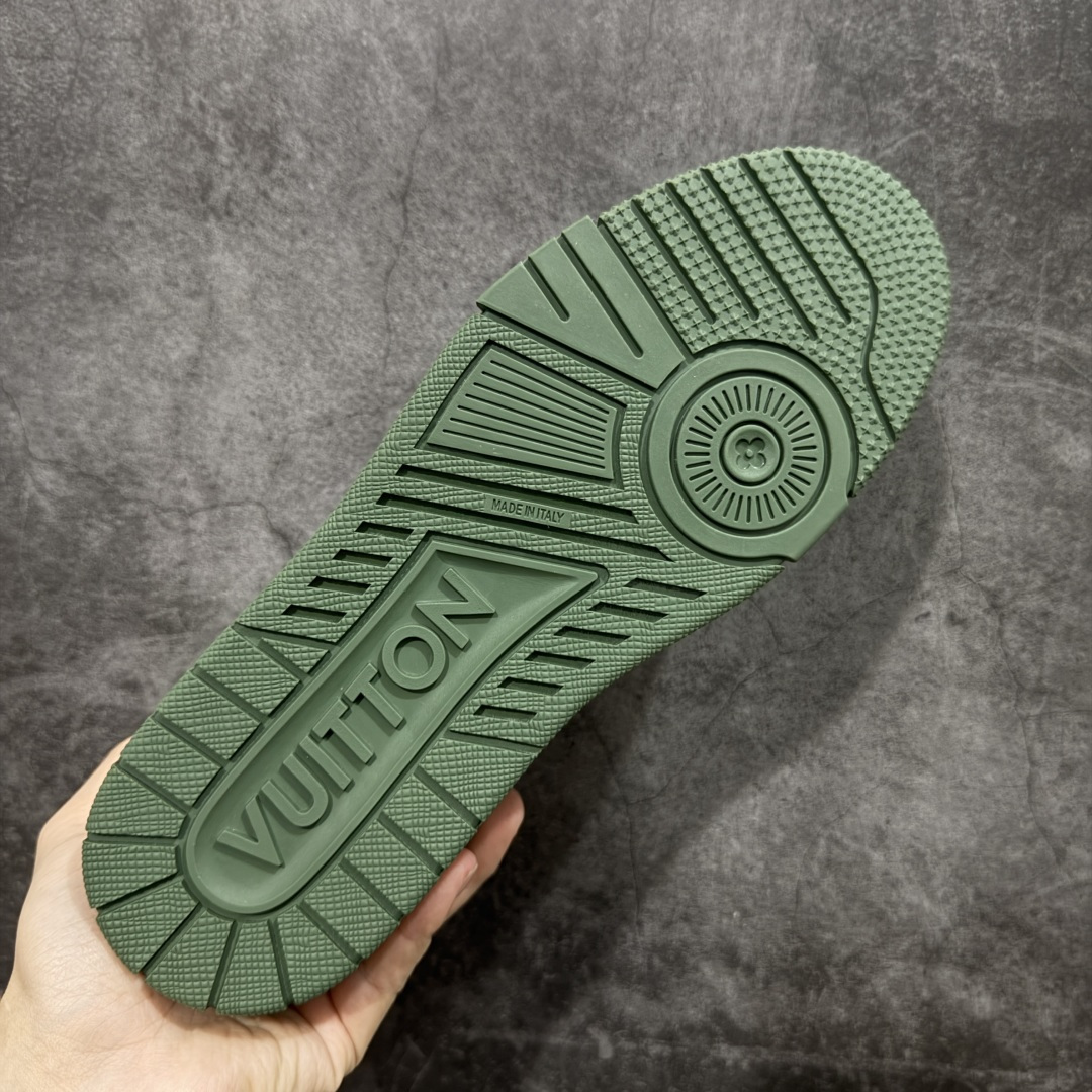 图片[9]-【YS纯原顶级版】顶级莞产 LOUIS VUITTON 路易威登 LV Trainer 牛皮革 拼接绿紫色 ✦ 原楦原纸版开模，鞋型立体饱满 ✦ 零毛边、零溢胶、零线头瑕疵 ✦ 细节与原版一致 区分市面通货 ✦ 多层叠片＋电脑针车，针距密度一致 ✦ Monogram浮雕＋3D高频压纹 ✦ 多密度发泡中底：支撑回弹媲美专柜 ✦ 原装橡胶大底：含胶量高、纹路深、双拼接零偏差 ✦ ZP级原装包装：专柜款鞋盒＋防尘袋＋说明书 尺码：39-45-选品中心