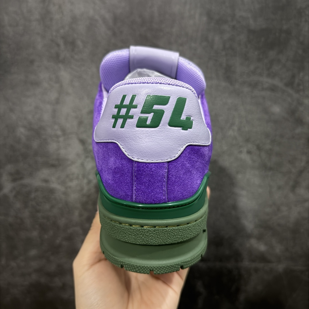 图片[4]-【YS纯原顶级版】顶级莞产 LOUIS VUITTON 路易威登 LV Trainer 牛皮革 拼接绿紫色 ✦ 原楦原纸版开模，鞋型立体饱满 ✦ 零毛边、零溢胶、零线头瑕疵 ✦ 细节与原版一致 区分市面通货 ✦ 多层叠片＋电脑针车，针距密度一致 ✦ Monogram浮雕＋3D高频压纹 ✦ 多密度发泡中底：支撑回弹媲美专柜 ✦ 原装橡胶大底：含胶量高、纹路深、双拼接零偏差 ✦ ZP级原装包装：专柜款鞋盒＋防尘袋＋说明书 尺码：39-45-选品中心