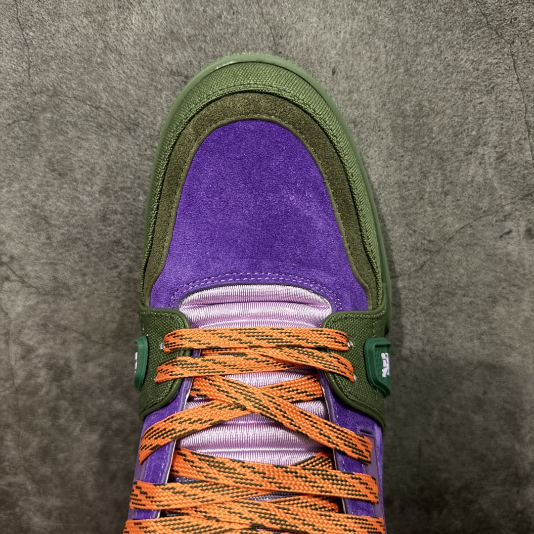 图片[5]-【YS纯原顶级版】顶级莞产 LOUIS VUITTON 路易威登 LV Trainer 牛皮革 拼接绿紫色 ✦ 原楦原纸版开模，鞋型立体饱满 ✦ 零毛边、零溢胶、零线头瑕疵 ✦ 细节与原版一致 区分市面通货 ✦ 多层叠片＋电脑针车，针距密度一致 ✦ Monogram浮雕＋3D高频压纹 ✦ 多密度发泡中底：支撑回弹媲美专柜 ✦ 原装橡胶大底：含胶量高、纹路深、双拼接零偏差 ✦ ZP级原装包装：专柜款鞋盒＋防尘袋＋说明书 尺码：39-45-选品中心