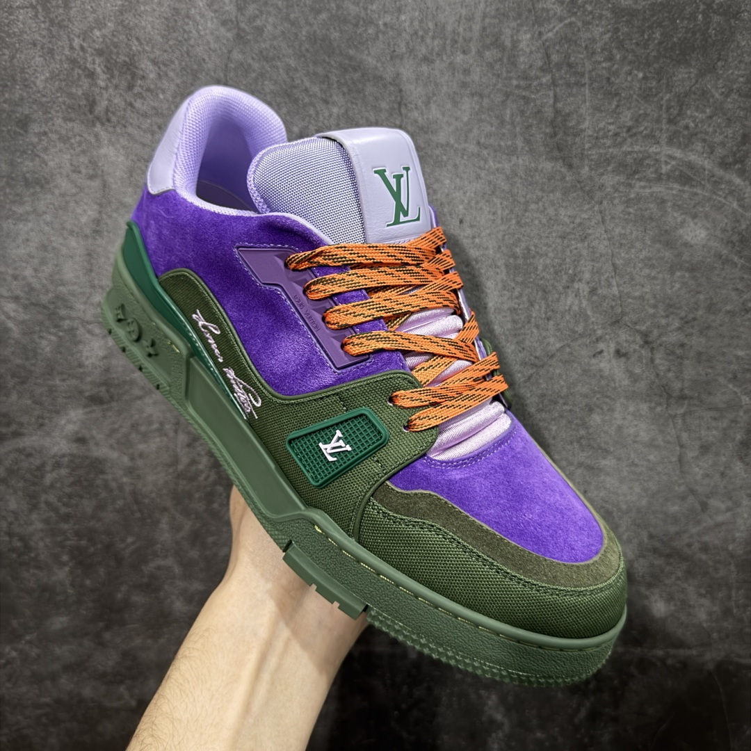 图片[3]-【YS纯原顶级版】顶级莞产 LOUIS VUITTON 路易威登 LV Trainer 牛皮革 拼接绿紫色 ✦ 原楦原纸版开模，鞋型立体饱满 ✦ 零毛边、零溢胶、零线头瑕疵 ✦ 细节与原版一致 区分市面通货 ✦ 多层叠片＋电脑针车，针距密度一致 ✦ Monogram浮雕＋3D高频压纹 ✦ 多密度发泡中底：支撑回弹媲美专柜 ✦ 原装橡胶大底：含胶量高、纹路深、双拼接零偏差 ✦ ZP级原装包装：专柜款鞋盒＋防尘袋＋说明书 尺码：39-45-选品中心