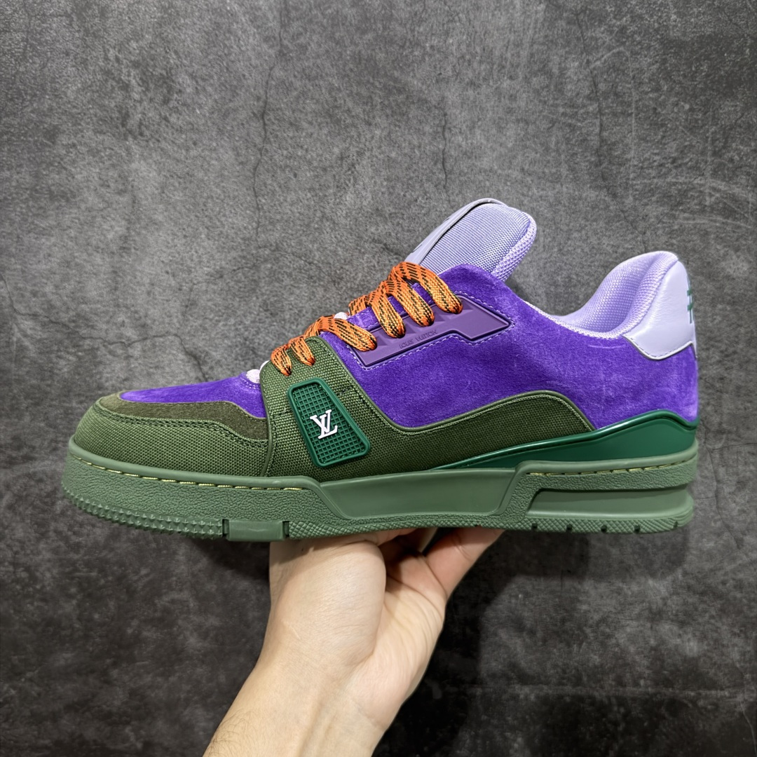 图片[2]-【YS纯原顶级版】顶级莞产 LOUIS VUITTON 路易威登 LV Trainer 牛皮革 拼接绿紫色 ✦ 原楦原纸版开模，鞋型立体饱满 ✦ 零毛边、零溢胶、零线头瑕疵 ✦ 细节与原版一致 区分市面通货 ✦ 多层叠片＋电脑针车，针距密度一致 ✦ Monogram浮雕＋3D高频压纹 ✦ 多密度发泡中底：支撑回弹媲美专柜 ✦ 原装橡胶大底：含胶量高、纹路深、双拼接零偏差 ✦ ZP级原装包装：专柜款鞋盒＋防尘袋＋说明书 尺码：39-45-选品中心