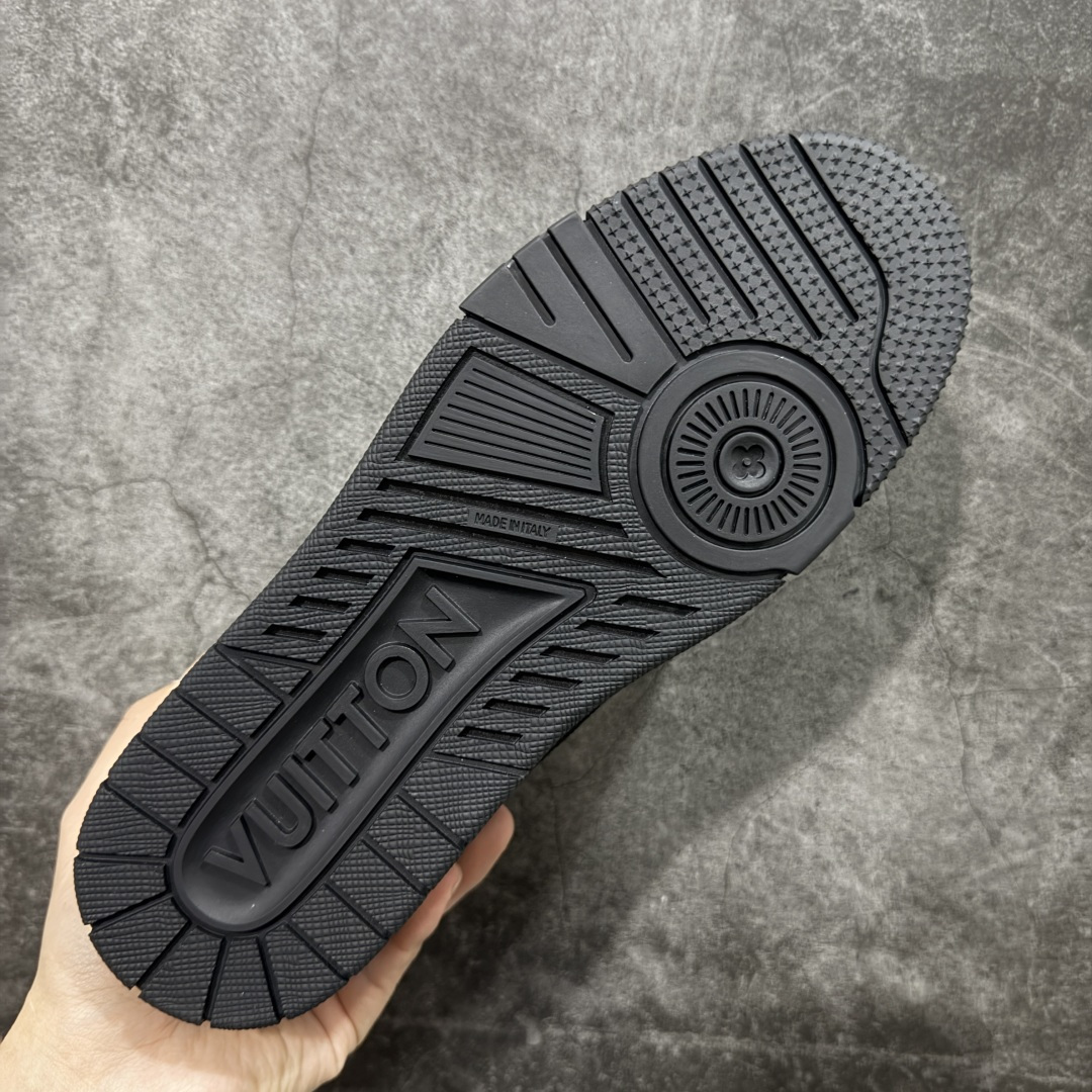 图片[9]-【YS纯原顶级版】顶级莞产 LOUIS VUITTON 路易威登 LV Trainer 牛皮革 拼接黑绿 ✦ 原楦原纸版开模，鞋型立体饱满 ✦ 零毛边、零溢胶、零线头瑕疵 ✦ 细节与原版一致 区分市面通货 ✦ 多层叠片＋电脑针车，针距密度一致 ✦ Monogram浮雕＋3D高频压纹 ✦ 多密度发泡中底：支撑回弹媲美专柜 ✦ 原装橡胶大底：含胶量高、纹路深、双拼接零偏差 ✦ ZP级原装包装：专柜款鞋盒＋防尘袋＋说明书 尺码：39-45-选品中心