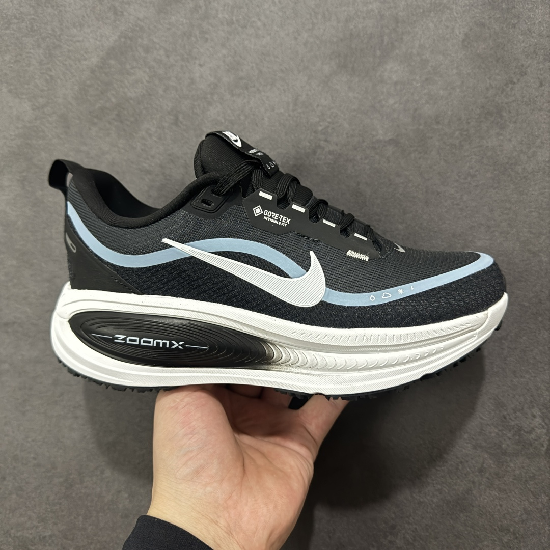 【公司级】Nike VOMERO 18 GTX 耐克 舒适减震防滑 低帮跑步鞋 全掌ReactX泡绵中底 前掌和后跟还配备了Air Zoom气垫单元 据说跑起来更快更舒适哦 这次最大的升级点 首次引入了ReactX泡绵 货号：HQ7002-002 尺码：36 36.5 37.5 38 38.5 39 40 40.5 41 42 42.5 43 44 45 编码：WEB240250-选品中心