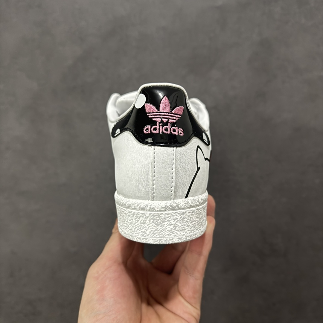 图片[4]-【公司级】Adidas Original Superstar 2 阿迪达斯 低帮 白色凯迪猫 日本知名卡通 IP Hello Kitty携手 Adidas ，将 18 年前的超稀有 Air Presto “Hello Kitty” 带回。让玩家亲自感受到当年的经典造型。整双鞋款以经典 Superstar 贝壳头为原型打造。风格当然还是甜美可爱的路线。鞋身大面积为纯白色，后跟处则是黑色造型，并点缀粉色波点，可爱气质溢出屏幕。最大的亮点还是在于鞋面后侧的 Hello Kitty 图案，虽然只是露出个头顶，但若隐若现反而更能突出角色娇羞甜美的性格。鞋底的波点呼应设计，完善整体设计的同时更增添许多可爱细节。 货号：GW7168 尺码：35¹/₃ 36 36²/₃ 37¹/₃ 38 38²/₃ 39¹/₃ 40 编码：XSB210220-选品中心