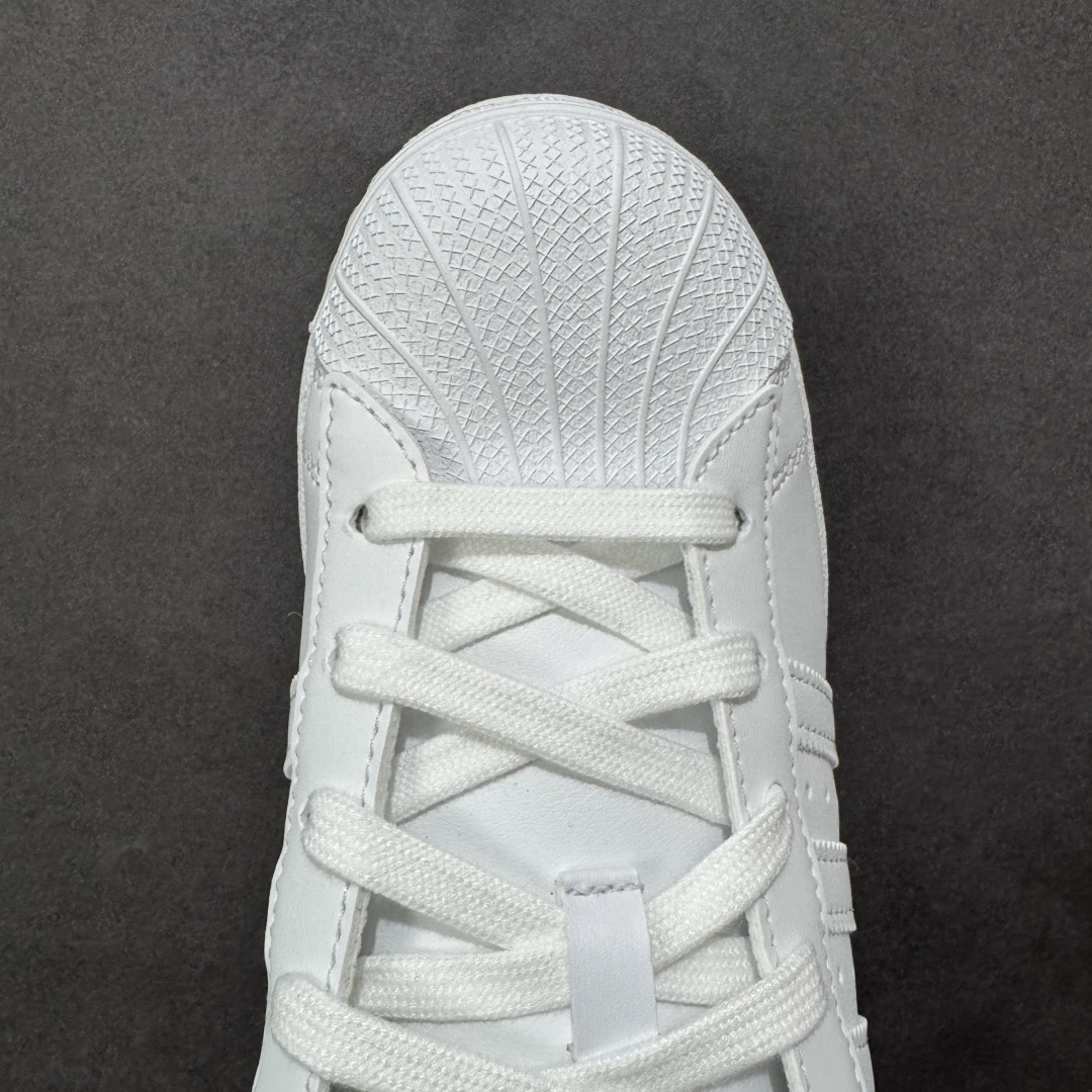 图片[8]-【公司级】Adidas Original Superstar 2 阿迪达斯 低帮 白色凯迪猫 日本知名卡通 IP Hello Kitty携手 Adidas ，将 18 年前的超稀有 Air Presto “Hello Kitty” 带回。让玩家亲自感受到当年的经典造型。整双鞋款以经典 Superstar 贝壳头为原型打造。风格当然还是甜美可爱的路线。鞋身大面积为纯白色，后跟处则是黑色造型，并点缀粉色波点，可爱气质溢出屏幕。最大的亮点还是在于鞋面后侧的 Hello Kitty 图案，虽然只是露出个头顶，但若隐若现反而更能突出角色娇羞甜美的性格。鞋底的波点呼应设计，完善整体设计的同时更增添许多可爱细节。 货号：GW7168 尺码：35¹/₃ 36 36²/₃ 37¹/₃ 38 38²/₃ 39¹/₃ 40 编码：XSB210220-选品中心