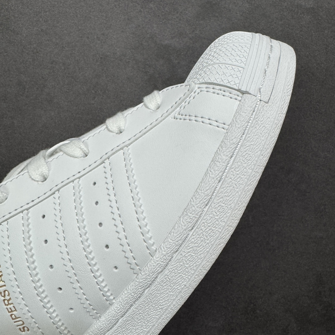 图片[5]-【公司级】Adidas Original Superstar 2 阿迪达斯 低帮 白色凯迪猫 日本知名卡通 IP Hello Kitty携手 Adidas ，将 18 年前的超稀有 Air Presto “Hello Kitty” 带回。让玩家亲自感受到当年的经典造型。整双鞋款以经典 Superstar 贝壳头为原型打造。风格当然还是甜美可爱的路线。鞋身大面积为纯白色，后跟处则是黑色造型，并点缀粉色波点，可爱气质溢出屏幕。最大的亮点还是在于鞋面后侧的 Hello Kitty 图案，虽然只是露出个头顶，但若隐若现反而更能突出角色娇羞甜美的性格。鞋底的波点呼应设计，完善整体设计的同时更增添许多可爱细节。 货号：GW7168 尺码：35¹/₃ 36 36²/₃ 37¹/₃ 38 38²/₃ 39¹/₃ 40 编码：XSB210220-选品中心