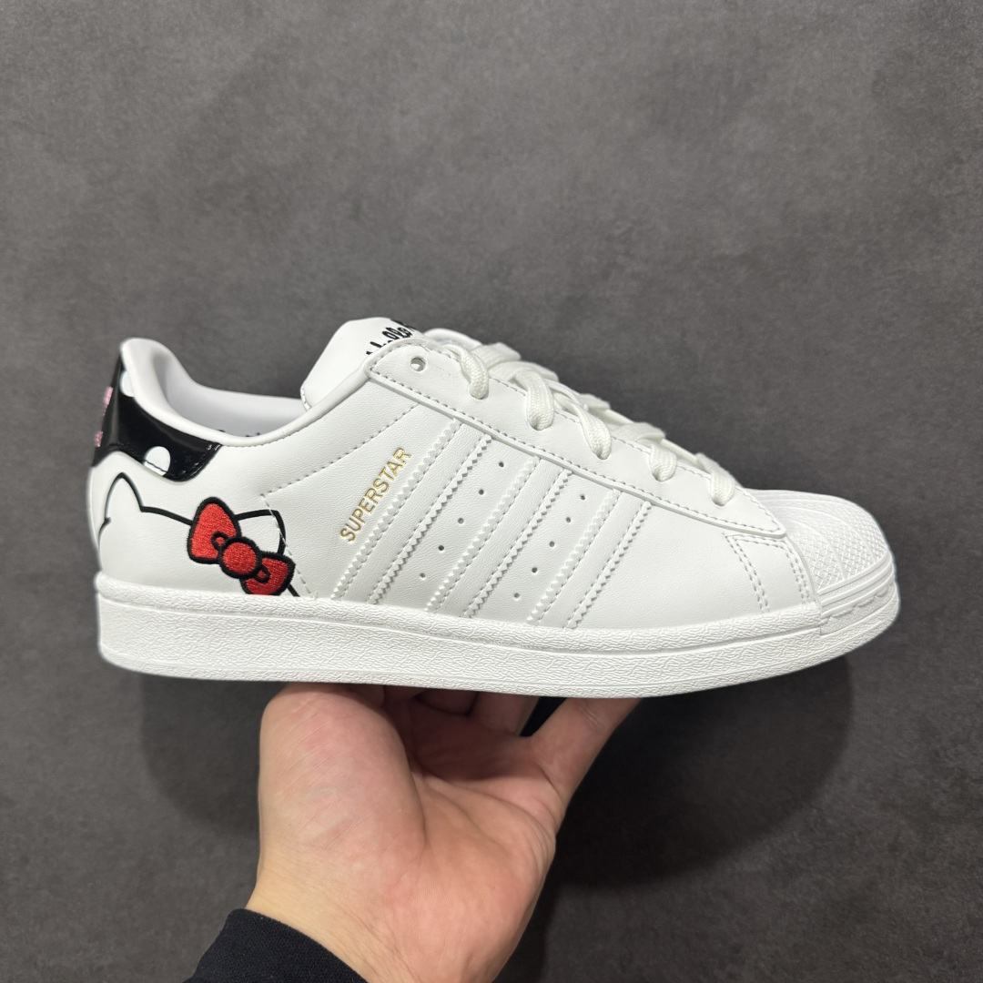 【公司级】Adidas Original Superstar 2 阿迪达斯 低帮 白色凯迪猫 日本知名卡通 IP Hello Kitty携手 Adidas ，将 18 年前的超稀有 Air Presto “Hello Kitty” 带回。让玩家亲自感受到当年的经典造型。整双鞋款以经典 Superstar 贝壳头为原型打造。风格当然还是甜美可爱的路线。鞋身大面积为纯白色，后跟处则是黑色造型，并点缀粉色波点，可爱气质溢出屏幕。最大的亮点还是在于鞋面后侧的 Hello Kitty 图案，虽然只是露出个头顶，但若隐若现反而更能突出角色娇羞甜美的性格。鞋底的波点呼应设计，完善整体设计的同时更增添许多可爱细节。 货号：GW7168 尺码：35¹/₃ 36 36²/₃ 37¹/₃ 38 38²/₃ 39¹/₃ 40 编码：XSB210220-选品中心