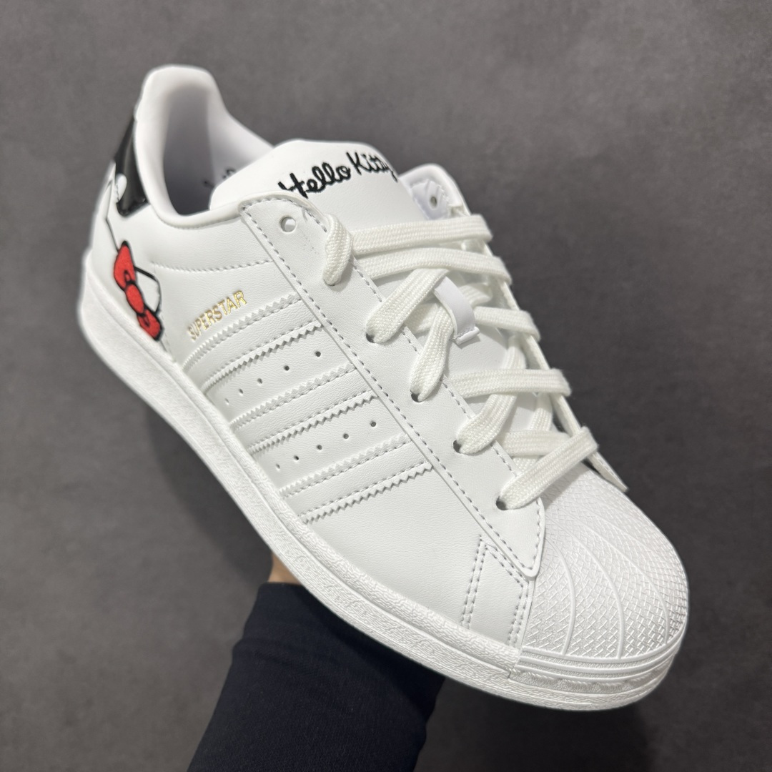 图片[3]-【公司级】Adidas Original Superstar 2 阿迪达斯 低帮 白色凯迪猫 日本知名卡通 IP Hello Kitty携手 Adidas ，将 18 年前的超稀有 Air Presto “Hello Kitty” 带回。让玩家亲自感受到当年的经典造型。整双鞋款以经典 Superstar 贝壳头为原型打造。风格当然还是甜美可爱的路线。鞋身大面积为纯白色，后跟处则是黑色造型，并点缀粉色波点，可爱气质溢出屏幕。最大的亮点还是在于鞋面后侧的 Hello Kitty 图案，虽然只是露出个头顶，但若隐若现反而更能突出角色娇羞甜美的性格。鞋底的波点呼应设计，完善整体设计的同时更增添许多可爱细节。 货号：GW7168 尺码：35¹/₃ 36 36²/₃ 37¹/₃ 38 38²/₃ 39¹/₃ 40 编码：XSB210220-选品中心