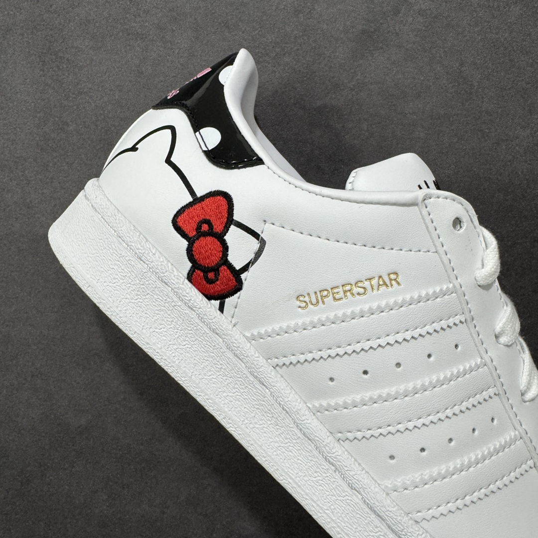 图片[6]-【公司级】Adidas Original Superstar 2 阿迪达斯 低帮 白色凯迪猫 日本知名卡通 IP Hello Kitty携手 Adidas ，将 18 年前的超稀有 Air Presto “Hello Kitty” 带回。让玩家亲自感受到当年的经典造型。整双鞋款以经典 Superstar 贝壳头为原型打造。风格当然还是甜美可爱的路线。鞋身大面积为纯白色，后跟处则是黑色造型，并点缀粉色波点，可爱气质溢出屏幕。最大的亮点还是在于鞋面后侧的 Hello Kitty 图案，虽然只是露出个头顶，但若隐若现反而更能突出角色娇羞甜美的性格。鞋底的波点呼应设计，完善整体设计的同时更增添许多可爱细节。 货号：GW7168 尺码：35¹/₃ 36 36²/₃ 37¹/₃ 38 38²/₃ 39¹/₃ 40 编码：XSB210220-选品中心