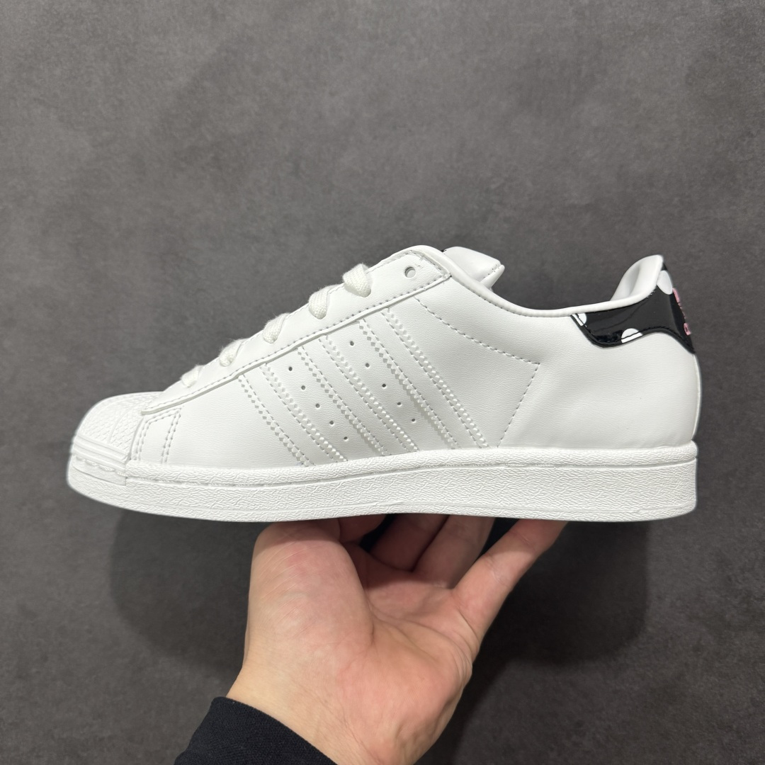 图片[2]-【公司级】Adidas Original Superstar 2 阿迪达斯 低帮 白色凯迪猫 日本知名卡通 IP Hello Kitty携手 Adidas ，将 18 年前的超稀有 Air Presto “Hello Kitty” 带回。让玩家亲自感受到当年的经典造型。整双鞋款以经典 Superstar 贝壳头为原型打造。风格当然还是甜美可爱的路线。鞋身大面积为纯白色，后跟处则是黑色造型，并点缀粉色波点，可爱气质溢出屏幕。最大的亮点还是在于鞋面后侧的 Hello Kitty 图案，虽然只是露出个头顶，但若隐若现反而更能突出角色娇羞甜美的性格。鞋底的波点呼应设计，完善整体设计的同时更增添许多可爱细节。 货号：GW7168 尺码：35¹/₃ 36 36²/₃ 37¹/₃ 38 38²/₃ 39¹/₃ 40 编码：XSB210220-选品中心