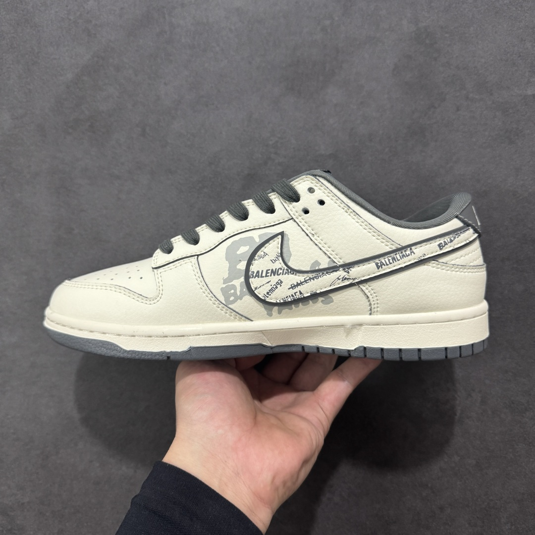 高端定制Nike SB Dunk Low “巴黎世家联名------白灰印花” 高端定制 低帮休闲板鞋 