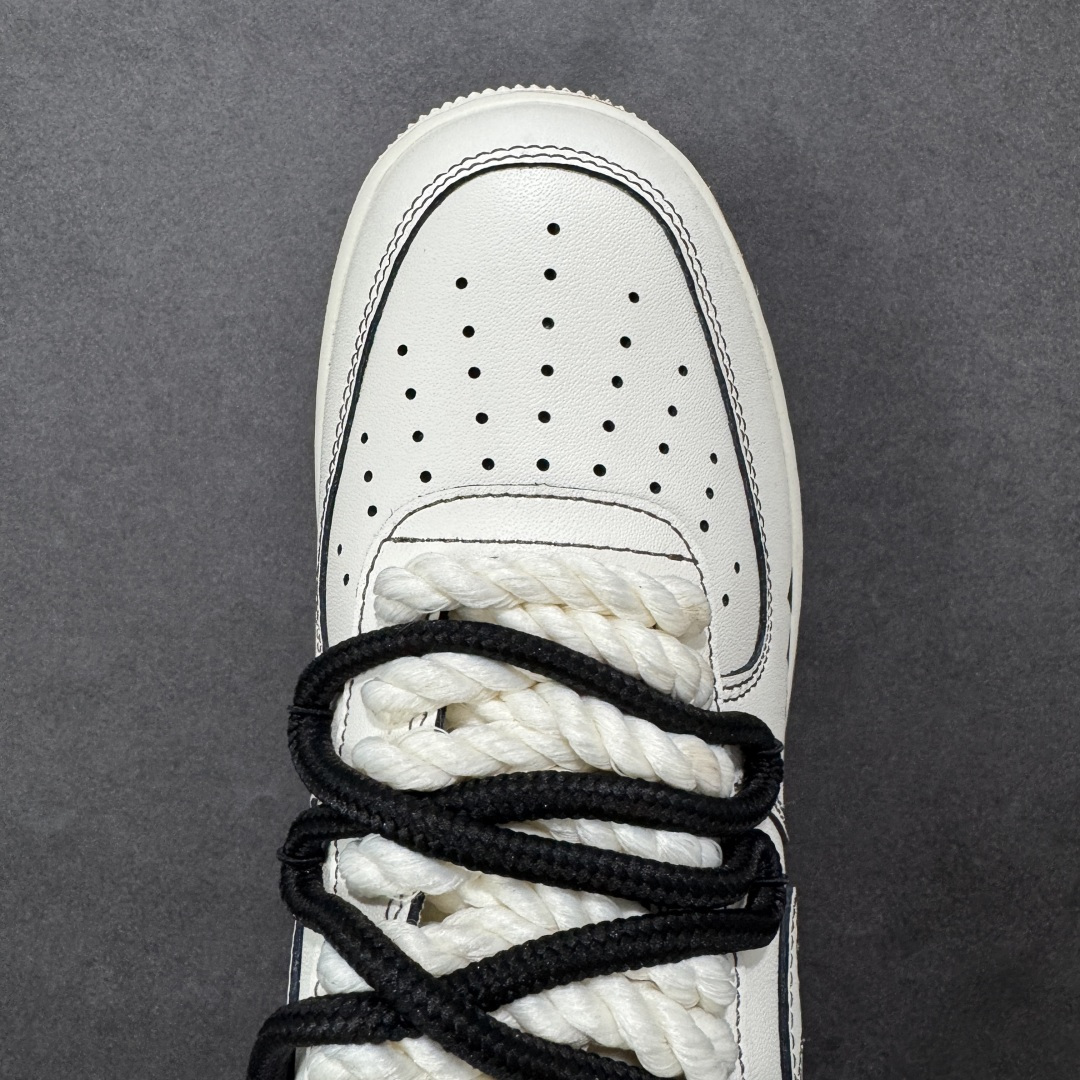 图片[8]-【定制版】手绘涂鸦“赌神底牌”Nike Air Force 1 “GOD OF GAMBLERS”空军一号定制板鞋 米白基底像未掀开的牌面，黑调涂鸦勾勒出扑克牌花色、“GOD OF GAMBLERS” 字样，搭配黑白绳结鞋带，自带复古港风的凌厉气场；做旧质感与手绘笔触交织，让每一处设计都像藏着 “底牌” 的惊喜，是把 “赌局氛围感” 穿在脚上的潮酷单品 货号：315122-313 尺码： 36 36.5 37.5 38 38.5 39 40 40.5 41 42 42.5 43 44 44.5 45 编码：HXSA310320-选品中心
