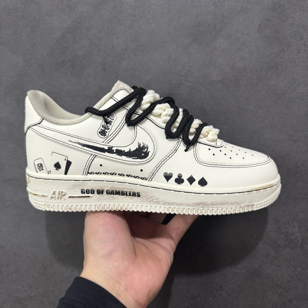 【定制版】手绘涂鸦“赌神底牌”Nike Air Force 1 “GOD OF GAMBLERS”空军一号定制板鞋 米白基底像未掀开的牌面，黑调涂鸦勾勒出扑克牌花色、“GOD OF GAMBLERS” 字样，搭配黑白绳结鞋带，自带复古港风的凌厉气场；做旧质感与手绘笔触交织，让每一处设计都像藏着 “底牌” 的惊喜，是把 “赌局氛围感” 穿在脚上的潮酷单品 货号：315122-313 尺码： 36 36.5 37.5 38 38.5 39 40 40.5 41 42 42.5 43 44 44.5 45 编码：HXSA310320-选品中心