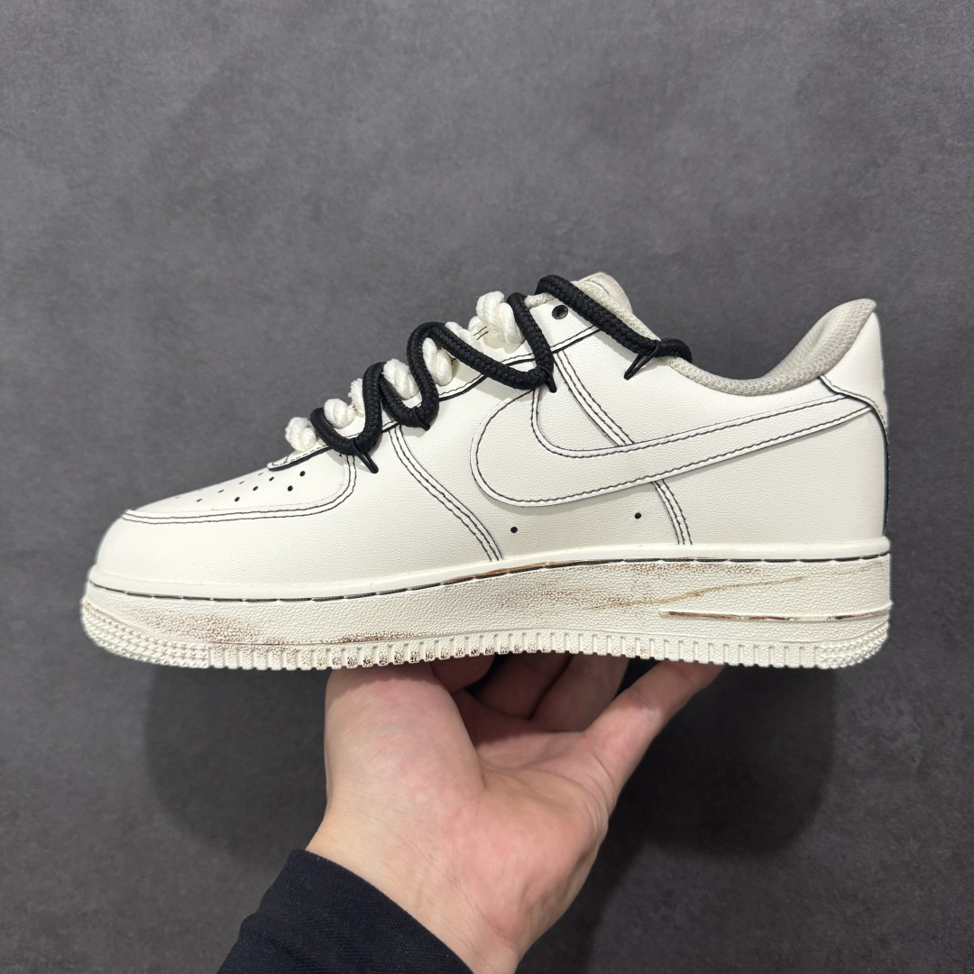 图片[2]-【定制版】手绘涂鸦“赌神底牌”Nike Air Force 1 “GOD OF GAMBLERS”空军一号定制板鞋 米白基底像未掀开的牌面，黑调涂鸦勾勒出扑克牌花色、“GOD OF GAMBLERS” 字样，搭配黑白绳结鞋带，自带复古港风的凌厉气场；做旧质感与手绘笔触交织，让每一处设计都像藏着 “底牌” 的惊喜，是把 “赌局氛围感” 穿在脚上的潮酷单品 货号：315122-313 尺码： 36 36.5 37.5 38 38.5 39 40 40.5 41 42 42.5 43 44 44.5 45 编码：HXSA310320-选品中心