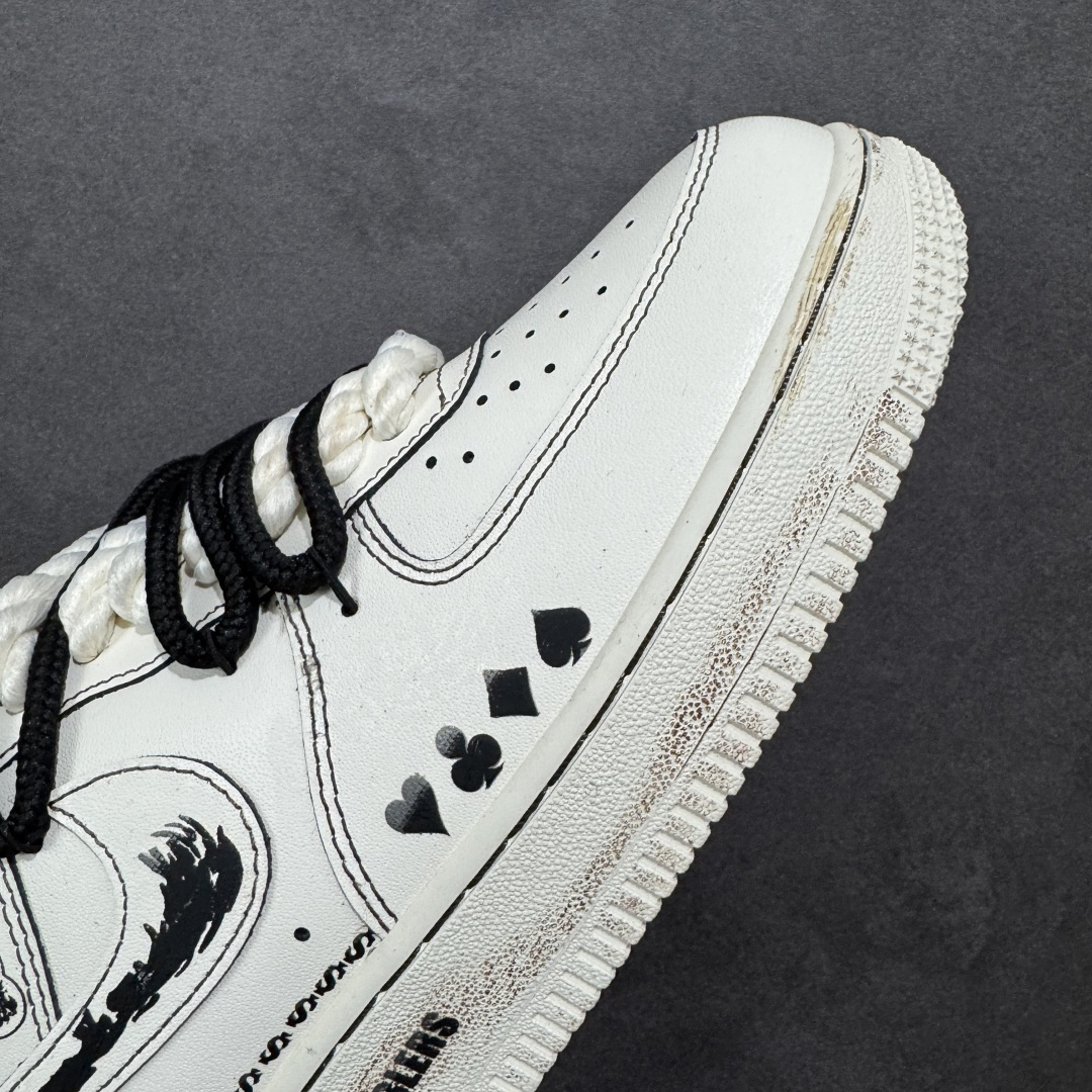 图片[5]-【定制版】手绘涂鸦“赌神底牌”Nike Air Force 1 “GOD OF GAMBLERS”空军一号定制板鞋 米白基底像未掀开的牌面，黑调涂鸦勾勒出扑克牌花色、“GOD OF GAMBLERS” 字样，搭配黑白绳结鞋带，自带复古港风的凌厉气场；做旧质感与手绘笔触交织，让每一处设计都像藏着 “底牌” 的惊喜，是把 “赌局氛围感” 穿在脚上的潮酷单品 货号：315122-313 尺码： 36 36.5 37.5 38 38.5 39 40 40.5 41 42 42.5 43 44 44.5 45 编码：HXSA310320-选品中心