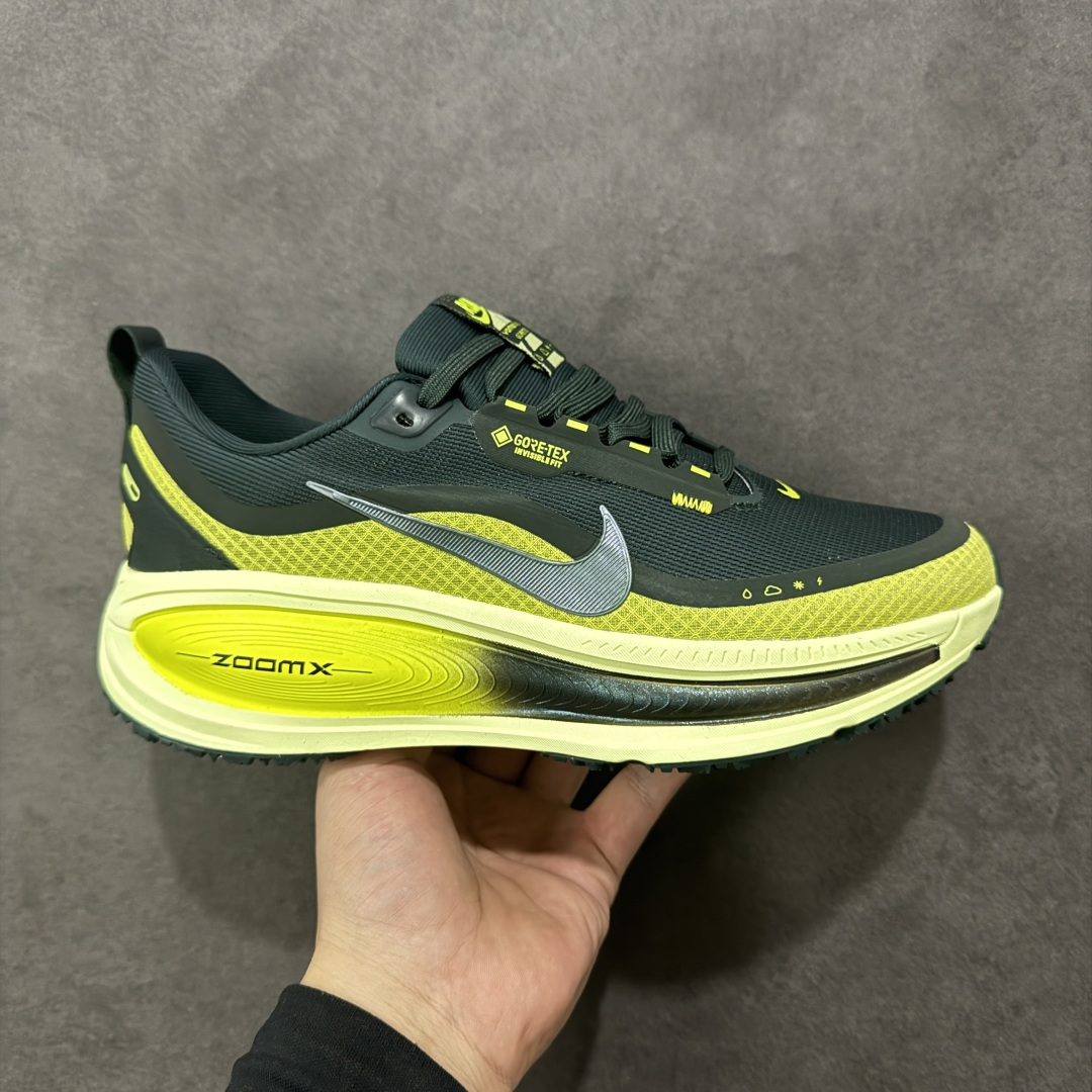 【公司级】Nike VOMERO 18 GTX 耐克 舒适减震防滑 低帮跑步鞋 全掌ReactX泡绵中底 前掌和后跟还配备了Air Zoom气垫单元 据说跑起来更快更舒适哦 这次最大的升级点 首次引入了ReactX泡绵 货号：HQ7002-300 尺码：36-46带半码-选品中心