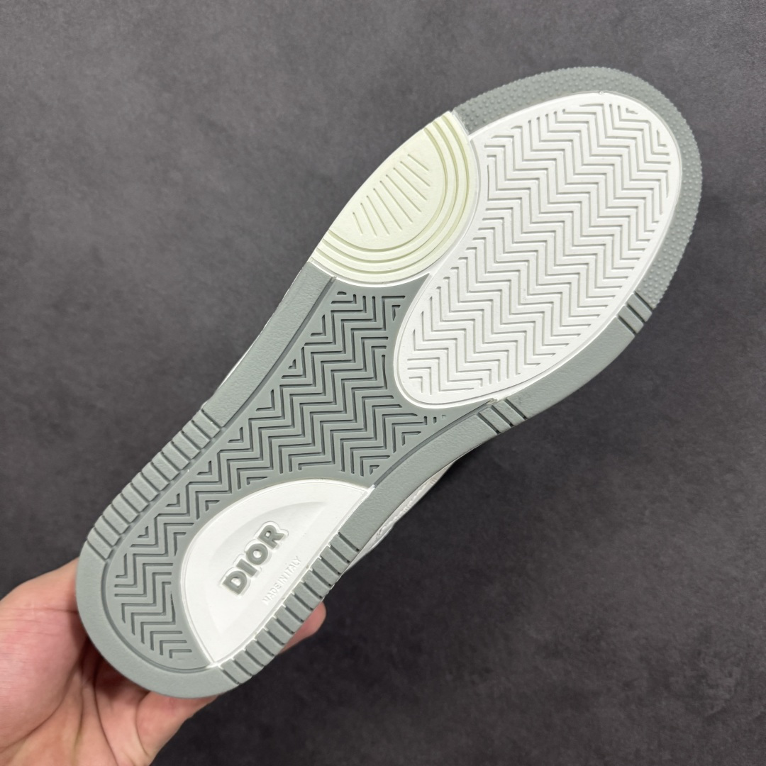 图片[9]-【YH扫描版本】DIOR B27 Low \’Dior Oblique Galaxy 迪奥 低帮 牛皮织物徽标印花低邦休闲板鞋 这款B27低帮运动鞋是该系列新品，延续Dior的经典款式。采用灰色光滑牛皮革精心制作，侧面饰以米色和黑色Obliquex印花镶片；\”CD Lcons\”造型的鞋带孔眼巧妙精致，双色橡胶鞋底、后侧鞋口和鞋跟处均带有品牌标志性细节，提升格调。时尚百搭，可为各式造型增光添彩。 货号：3SN272ZIR16536 尺码：38 39 40 41 42 43 44 45 46 编码：XSB270280-选品中心