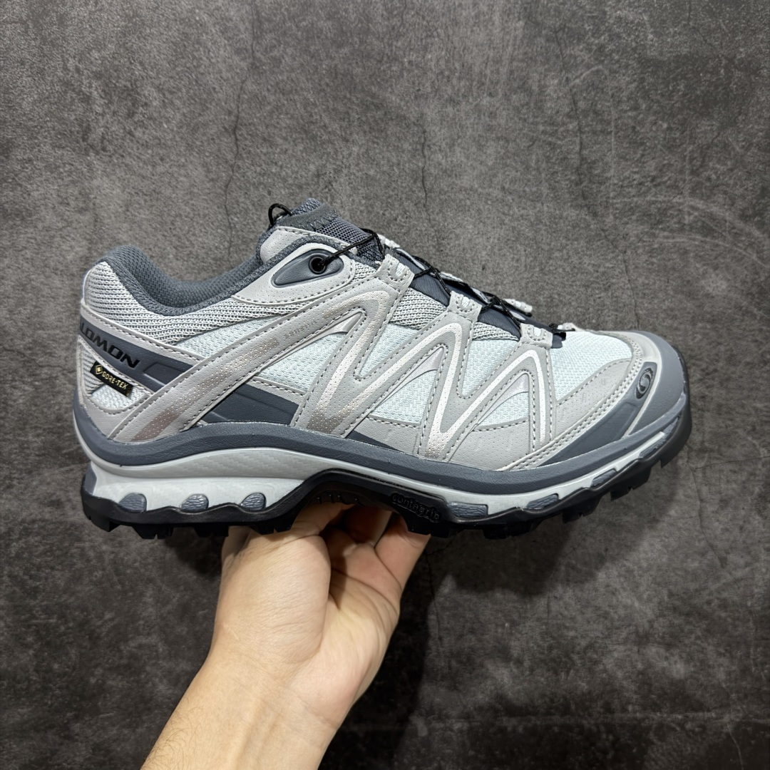 【巅峰升级版】Salomon XT-QUEST ADV 萨洛蒙情侣款户外机能鞋 灰绿色 491276 全新工厂出品 升级品质 全鞋改进为原厂一致材料打造 全新修长鞋型 版型正 全新玻璃冲刀 清洁度提升 中底带数字钢印 网面与鞋头材料校对一致无色差 鞋盒同步原版牛皮纸鞋盒 鞋头处添加☯️太极标 细节多次修改校正 坚持同步原版无差别 终端优势供应 尺码：36 36.5 37.5 38 38.5 39 40 40.5 41 42 42.5 43 44 44.5 45-选品中心
