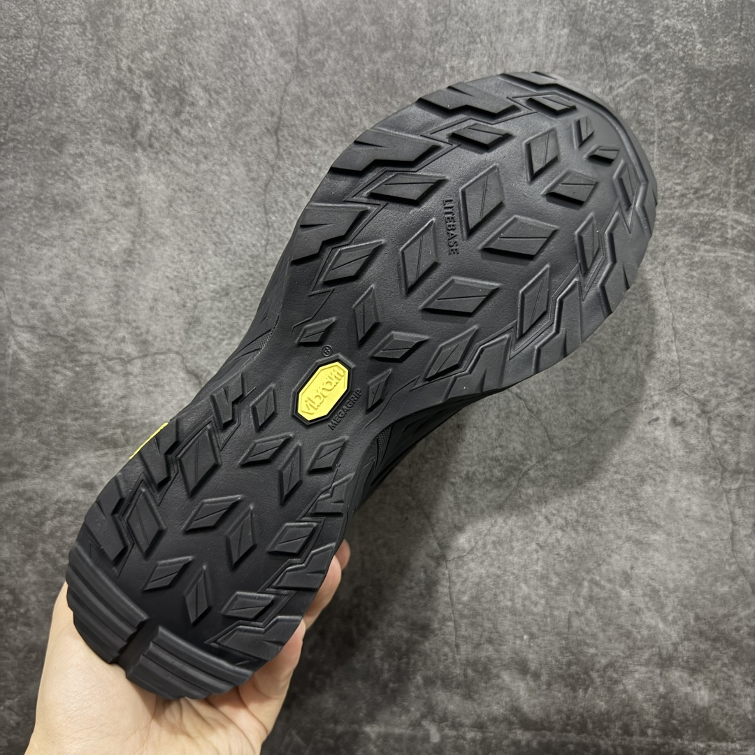 图片[9]-【莞产纯原版】可隆KOLON SPORT Move Alpha Lite舒适柔软 防水支撑轻便回弹 低帮 徒步鞋 黑绿色 脚感软到像踩云朵☁️—鞋面柔软贴合脚型，走石子路也不硌脚；防滑V黄金大底纹路深似锯齿，泥地、陡坡都稳稳拿捏，下雨天也不怕打滑。黑色耐脏又百搭，日常穿去上班是低调质感，进山徒步是可靠装备，从城市到山野，一双鞋承包所有 “出走计划” 尺码：39-45-选品中心