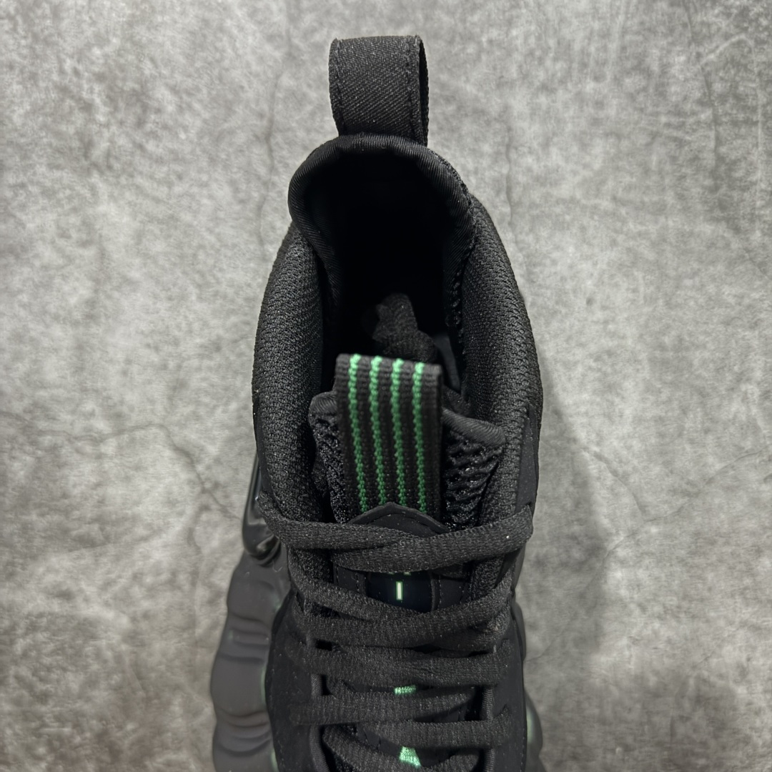 图片[8]-【莞顶升级版】NK Air Foamposite One 市售最强品质 莞产顶级品质 绿黑 2025 喷泡 HF0794-300 莞产原底面 正确鞋面咖色 公司渠道同模具 鞋型发泡360度无死角 双层Zoom气垫植入 中底完美注胶 搭载原厂碳纤维材质 诞生于1997年的NK Air Foamposite系列可以说是整个球鞋历史上最为经典的系列之一 也就是我们常说的“喷”和“泡” 其中“喷”由Foamposite One代言人Penny的英文音译而来 而“泡”则来源于另一款鞋型 Foamposite Pro中\”pro\”的音译 在诞生初期 由于高昂的造价以及超前的外形 Foamposite系列的反对者不在少数 甚至有人认为这款鞋会毁掉整个球鞋行业 但事实证明这双灵感来自于甲虫 自带“黑科技”鞋面以及双层Zoom+大块碳板的太空球鞋不仅受到了大众的接受与追捧 并且成功的影响了篮球鞋的发展 尺码：40 40.5 41 42 42.5 43 44 44.5 45 46 47.5-选品中心