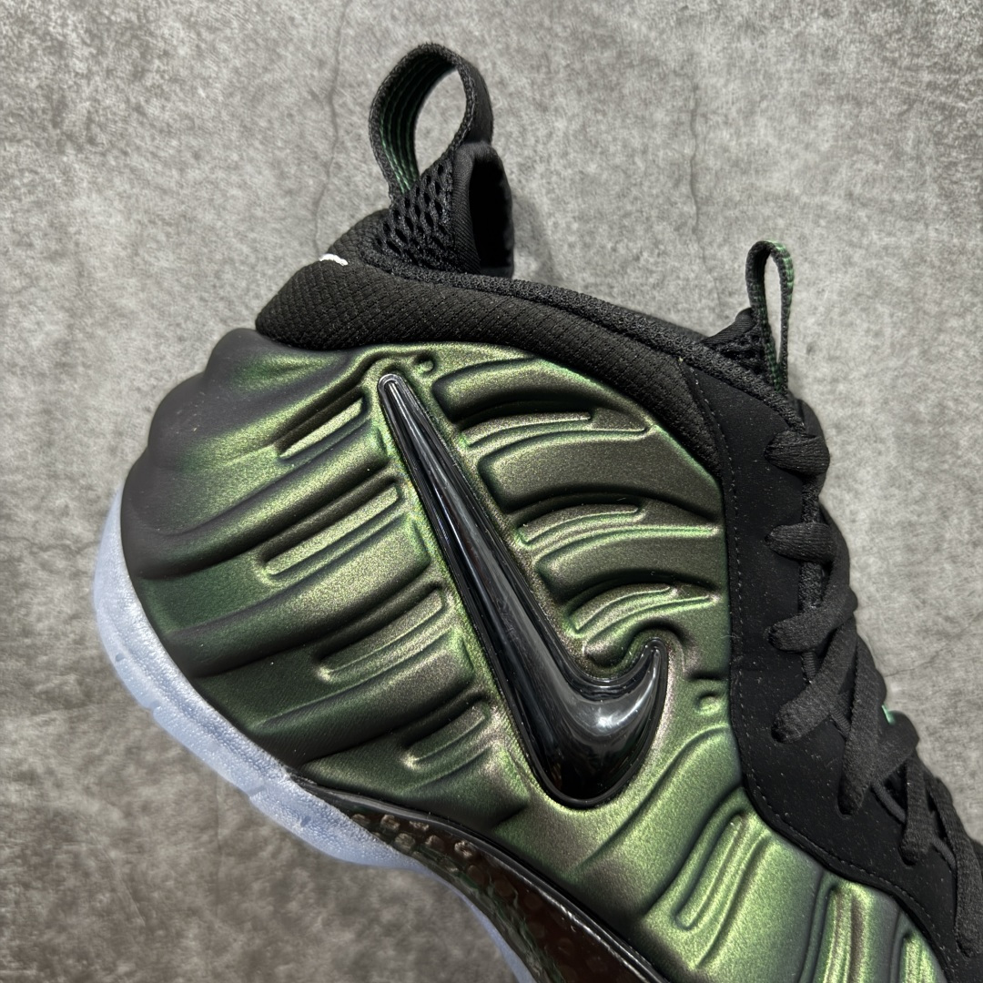 图片[7]-【莞顶升级版】NK Air Foamposite One 市售最强品质 莞产顶级品质 绿黑 2025 喷泡 HF0794-300 莞产原底面 正确鞋面咖色 公司渠道同模具 鞋型发泡360度无死角 双层Zoom气垫植入 中底完美注胶 搭载原厂碳纤维材质 诞生于1997年的NK Air Foamposite系列可以说是整个球鞋历史上最为经典的系列之一 也就是我们常说的“喷”和“泡” 其中“喷”由Foamposite One代言人Penny的英文音译而来 而“泡”则来源于另一款鞋型 Foamposite Pro中\”pro\”的音译 在诞生初期 由于高昂的造价以及超前的外形 Foamposite系列的反对者不在少数 甚至有人认为这款鞋会毁掉整个球鞋行业 但事实证明这双灵感来自于甲虫 自带“黑科技”鞋面以及双层Zoom+大块碳板的太空球鞋不仅受到了大众的接受与追捧 并且成功的影响了篮球鞋的发展 尺码：40 40.5 41 42 42.5 43 44 44.5 45 46 47.5-选品中心