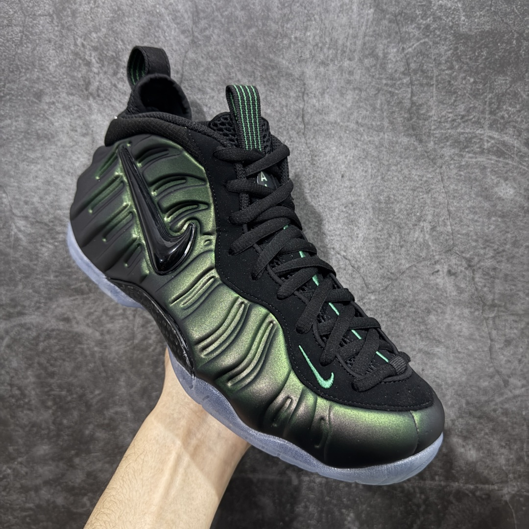 图片[3]-【莞顶升级版】NK Air Foamposite One 市售最强品质 莞产顶级品质 绿黑 2025 喷泡 HF0794-300 莞产原底面 正确鞋面咖色 公司渠道同模具 鞋型发泡360度无死角 双层Zoom气垫植入 中底完美注胶 搭载原厂碳纤维材质 诞生于1997年的NK Air Foamposite系列可以说是整个球鞋历史上最为经典的系列之一 也就是我们常说的“喷”和“泡” 其中“喷”由Foamposite One代言人Penny的英文音译而来 而“泡”则来源于另一款鞋型 Foamposite Pro中\”pro\”的音译 在诞生初期 由于高昂的造价以及超前的外形 Foamposite系列的反对者不在少数 甚至有人认为这款鞋会毁掉整个球鞋行业 但事实证明这双灵感来自于甲虫 自带“黑科技”鞋面以及双层Zoom+大块碳板的太空球鞋不仅受到了大众的接受与追捧 并且成功的影响了篮球鞋的发展 尺码：40 40.5 41 42 42.5 43 44 44.5 45 46 47.5-选品中心