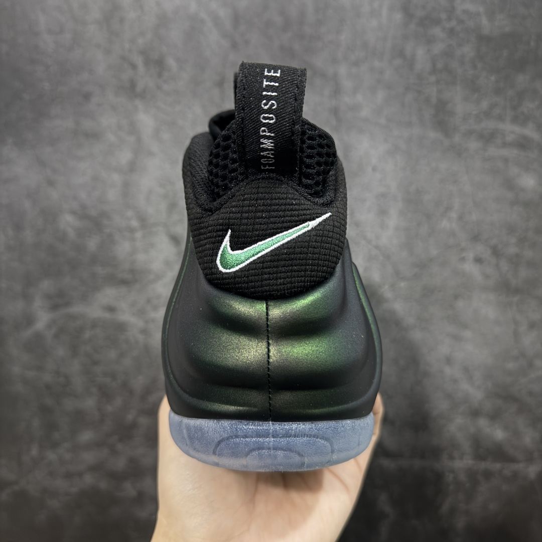 图片[4]-【莞顶升级版】NK Air Foamposite One 市售最强品质 莞产顶级品质 绿黑 2025 喷泡 HF0794-300 莞产原底面 正确鞋面咖色 公司渠道同模具 鞋型发泡360度无死角 双层Zoom气垫植入 中底完美注胶 搭载原厂碳纤维材质 诞生于1997年的NK Air Foamposite系列可以说是整个球鞋历史上最为经典的系列之一 也就是我们常说的“喷”和“泡” 其中“喷”由Foamposite One代言人Penny的英文音译而来 而“泡”则来源于另一款鞋型 Foamposite Pro中\”pro\”的音译 在诞生初期 由于高昂的造价以及超前的外形 Foamposite系列的反对者不在少数 甚至有人认为这款鞋会毁掉整个球鞋行业 但事实证明这双灵感来自于甲虫 自带“黑科技”鞋面以及双层Zoom+大块碳板的太空球鞋不仅受到了大众的接受与追捧 并且成功的影响了篮球鞋的发展 尺码：40 40.5 41 42 42.5 43 44 44.5 45 46 47.5-选品中心