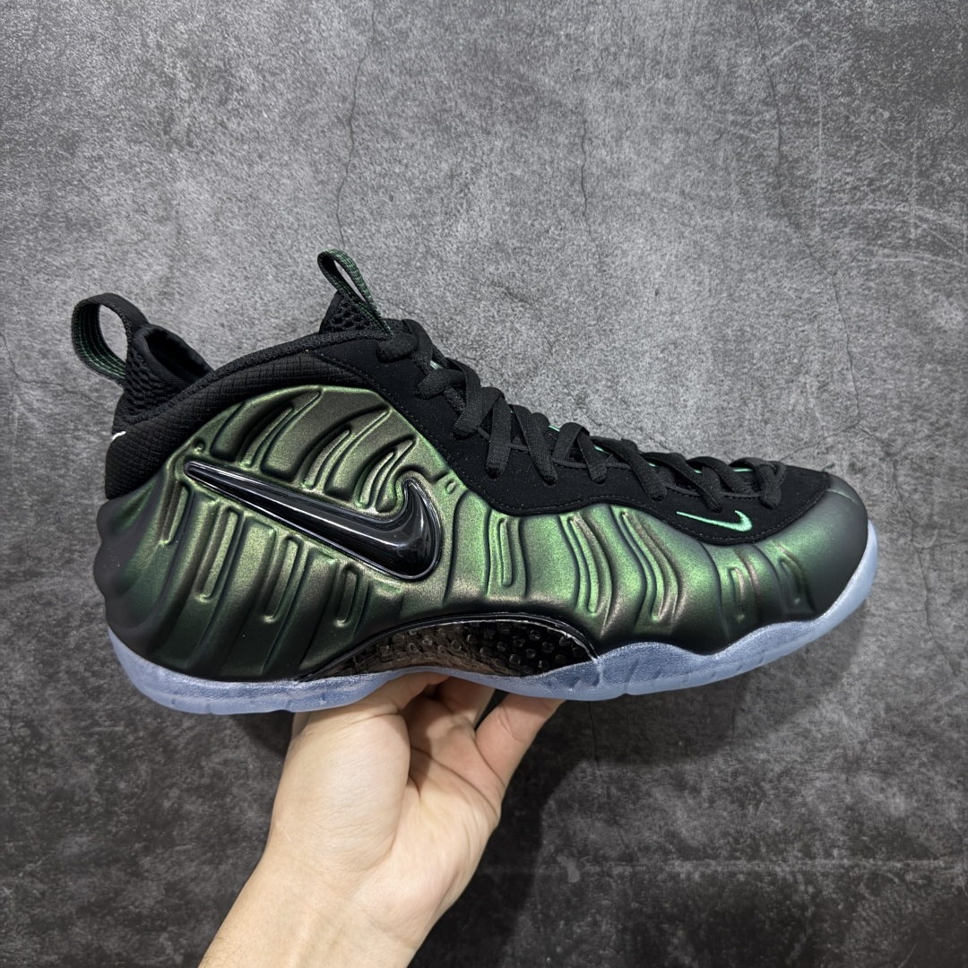 【莞顶升级版】NK Air Foamposite One 市售最强品质 莞产顶级品质 绿黑 2025 喷泡 HF0794-300 莞产原底面 正确鞋面咖色 公司渠道同模具 鞋型发泡360度无死角 双层Zoom气垫植入 中底完美注胶 搭载原厂碳纤维材质 诞生于1997年的NK Air Foamposite系列可以说是整个球鞋历史上最为经典的系列之一 也就是我们常说的“喷”和“泡” 其中“喷”由Foamposite One代言人Penny的英文音译而来 而“泡”则来源于另一款鞋型 Foamposite Pro中\”pro\”的音译 在诞生初期 由于高昂的造价以及超前的外形 Foamposite系列的反对者不在少数 甚至有人认为这款鞋会毁掉整个球鞋行业 但事实证明这双灵感来自于甲虫 自带“黑科技”鞋面以及双层Zoom+大块碳板的太空球鞋不仅受到了大众的接受与追捧 并且成功的影响了篮球鞋的发展 尺码：40 40.5 41 42 42.5 43 44 44.5 45 46 47.5-选品中心