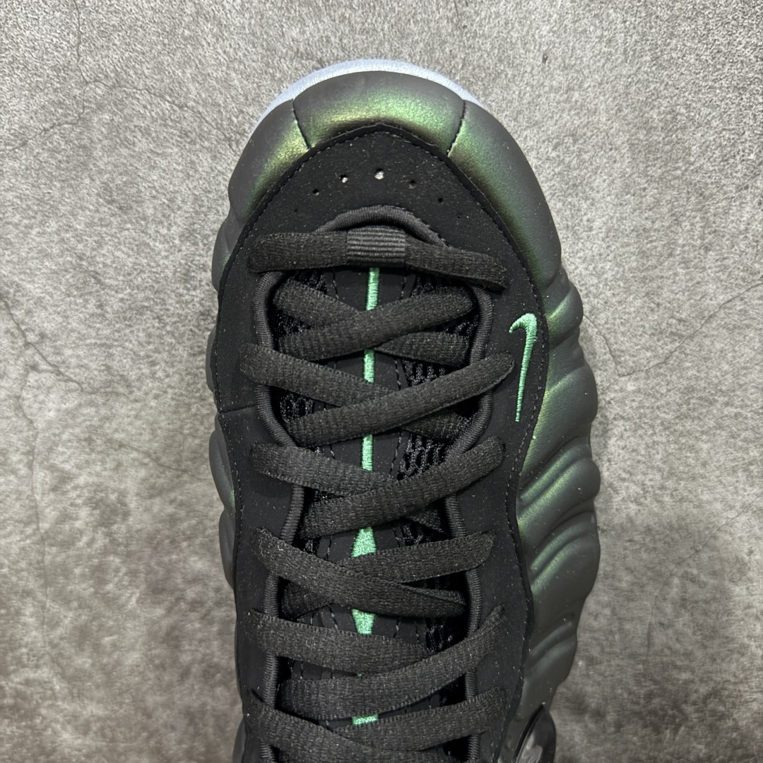 图片[5]-【莞顶升级版】NK Air Foamposite One 市售最强品质 莞产顶级品质 绿黑 2025 喷泡 HF0794-300 莞产原底面 正确鞋面咖色 公司渠道同模具 鞋型发泡360度无死角 双层Zoom气垫植入 中底完美注胶 搭载原厂碳纤维材质 诞生于1997年的NK Air Foamposite系列可以说是整个球鞋历史上最为经典的系列之一 也就是我们常说的“喷”和“泡” 其中“喷”由Foamposite One代言人Penny的英文音译而来 而“泡”则来源于另一款鞋型 Foamposite Pro中\”pro\”的音译 在诞生初期 由于高昂的造价以及超前的外形 Foamposite系列的反对者不在少数 甚至有人认为这款鞋会毁掉整个球鞋行业 但事实证明这双灵感来自于甲虫 自带“黑科技”鞋面以及双层Zoom+大块碳板的太空球鞋不仅受到了大众的接受与追捧 并且成功的影响了篮球鞋的发展 尺码：40 40.5 41 42 42.5 43 44 44.5 45 46 47.5-选品中心