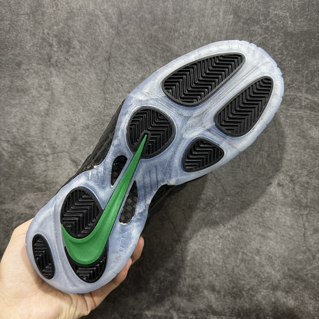 图片[9]-【莞顶升级版】NK Air Foamposite One 市售最强品质 莞产顶级品质 绿黑 2025 喷泡 HF0794-300 莞产原底面 正确鞋面咖色 公司渠道同模具 鞋型发泡360度无死角 双层Zoom气垫植入 中底完美注胶 搭载原厂碳纤维材质 诞生于1997年的NK Air Foamposite系列可以说是整个球鞋历史上最为经典的系列之一 也就是我们常说的“喷”和“泡” 其中“喷”由Foamposite One代言人Penny的英文音译而来 而“泡”则来源于另一款鞋型 Foamposite Pro中\”pro\”的音译 在诞生初期 由于高昂的造价以及超前的外形 Foamposite系列的反对者不在少数 甚至有人认为这款鞋会毁掉整个球鞋行业 但事实证明这双灵感来自于甲虫 自带“黑科技”鞋面以及双层Zoom+大块碳板的太空球鞋不仅受到了大众的接受与追捧 并且成功的影响了篮球鞋的发展 尺码：40 40.5 41 42 42.5 43 44 44.5 45 46 47.5-选品中心