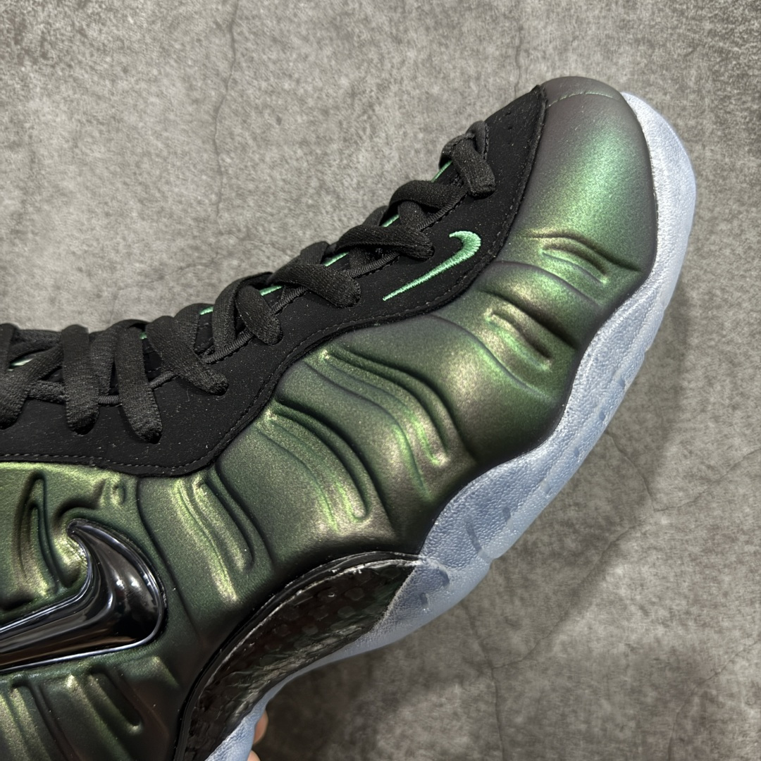 图片[6]-【莞顶升级版】NK Air Foamposite One 市售最强品质 莞产顶级品质 绿黑 2025 喷泡 HF0794-300 莞产原底面 正确鞋面咖色 公司渠道同模具 鞋型发泡360度无死角 双层Zoom气垫植入 中底完美注胶 搭载原厂碳纤维材质 诞生于1997年的NK Air Foamposite系列可以说是整个球鞋历史上最为经典的系列之一 也就是我们常说的“喷”和“泡” 其中“喷”由Foamposite One代言人Penny的英文音译而来 而“泡”则来源于另一款鞋型 Foamposite Pro中\”pro\”的音译 在诞生初期 由于高昂的造价以及超前的外形 Foamposite系列的反对者不在少数 甚至有人认为这款鞋会毁掉整个球鞋行业 但事实证明这双灵感来自于甲虫 自带“黑科技”鞋面以及双层Zoom+大块碳板的太空球鞋不仅受到了大众的接受与追捧 并且成功的影响了篮球鞋的发展 尺码：40 40.5 41 42 42.5 43 44 44.5 45 46 47.5-选品中心