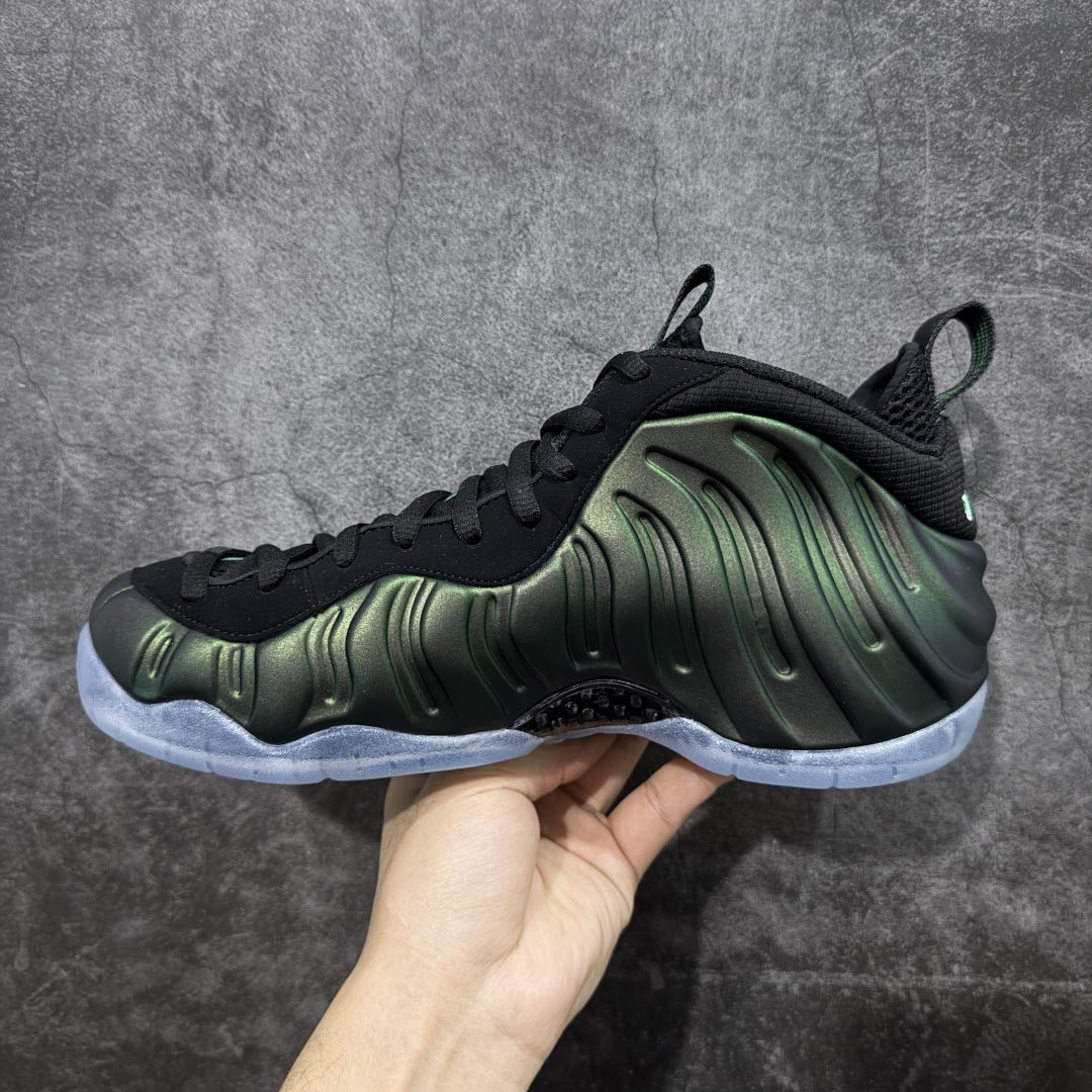 图片[2]-【莞顶升级版】NK Air Foamposite One 市售最强品质 莞产顶级品质 绿黑 2025 喷泡 HF0794-300 莞产原底面 正确鞋面咖色 公司渠道同模具 鞋型发泡360度无死角 双层Zoom气垫植入 中底完美注胶 搭载原厂碳纤维材质 诞生于1997年的NK Air Foamposite系列可以说是整个球鞋历史上最为经典的系列之一 也就是我们常说的“喷”和“泡” 其中“喷”由Foamposite One代言人Penny的英文音译而来 而“泡”则来源于另一款鞋型 Foamposite Pro中\”pro\”的音译 在诞生初期 由于高昂的造价以及超前的外形 Foamposite系列的反对者不在少数 甚至有人认为这款鞋会毁掉整个球鞋行业 但事实证明这双灵感来自于甲虫 自带“黑科技”鞋面以及双层Zoom+大块碳板的太空球鞋不仅受到了大众的接受与追捧 并且成功的影响了篮球鞋的发展 尺码：40 40.5 41 42 42.5 43 44 44.5 45 46 47.5-选品中心