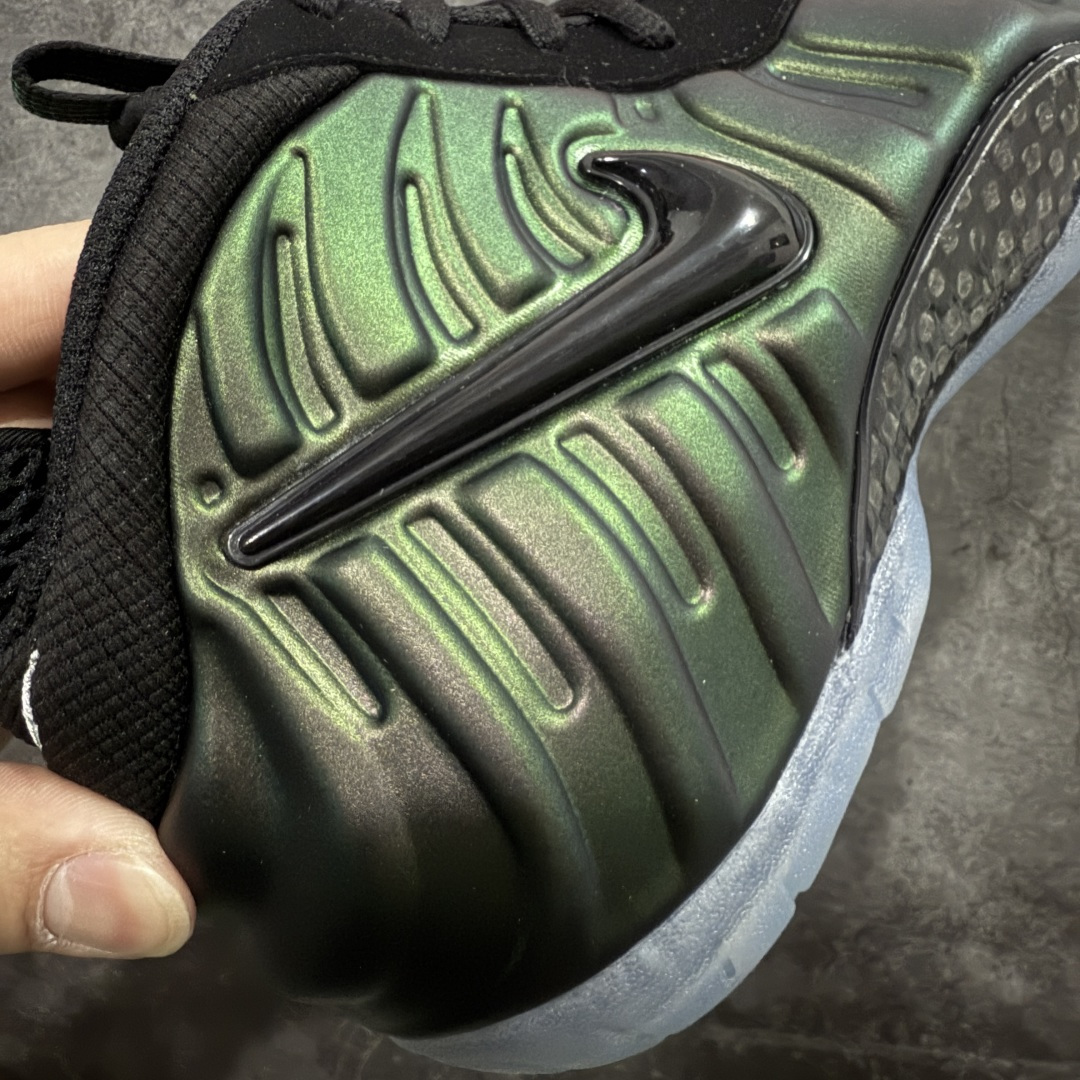 图片[3]-【莞顶升级版】NK Air Foamposite One 市售最强品质 莞产顶级品质 绿黑 2025 喷泡 HF0794-300 莞产原底面 正确鞋面咖色 公司渠道同模具 鞋型发泡360度无死角 双层Zoom气垫植入 中底完美注胶 搭载原厂碳纤维材质 诞生于1997年的NK Air Foamposite系列可以说是整个球鞋历史上最为经典的系列之一 也就是我们常说的“喷”和“泡” 其中“喷”由Foamposite One代言人Penny的英文音译而来 而“泡”则来源于另一款鞋型 Foamposite Pro中\”pro\”的音译 在诞生初期 由于高昂的造价以及超前的外形 Foamposite系列的反对者不在少数 甚至有人认为这款鞋会毁掉整个球鞋行业 但事实证明这双灵感来自于甲虫 自带“黑科技”鞋面以及双层Zoom+大块碳板的太空球鞋不仅受到了大众的接受与追捧 并且成功的影响了篮球鞋的发展 尺码：40 40.5 41 42 42.5 43 44 44.5 45 46 47.5-选品中心