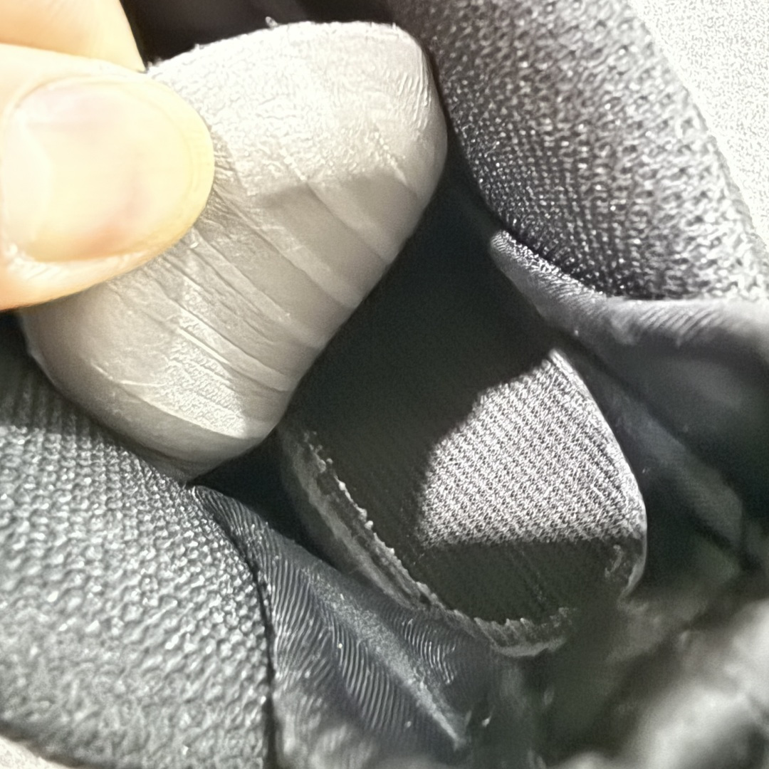 图片[7]-【莞顶升级版】NK Air Foamposite One 市售最强品质 莞产顶级品质 绿黑 2025 喷泡 HF0794-300 莞产原底面 正确鞋面咖色 公司渠道同模具 鞋型发泡360度无死角 双层Zoom气垫植入 中底完美注胶 搭载原厂碳纤维材质 诞生于1997年的NK Air Foamposite系列可以说是整个球鞋历史上最为经典的系列之一 也就是我们常说的“喷”和“泡” 其中“喷”由Foamposite One代言人Penny的英文音译而来 而“泡”则来源于另一款鞋型 Foamposite Pro中\”pro\”的音译 在诞生初期 由于高昂的造价以及超前的外形 Foamposite系列的反对者不在少数 甚至有人认为这款鞋会毁掉整个球鞋行业 但事实证明这双灵感来自于甲虫 自带“黑科技”鞋面以及双层Zoom+大块碳板的太空球鞋不仅受到了大众的接受与追捧 并且成功的影响了篮球鞋的发展 尺码：40 40.5 41 42 42.5 43 44 44.5 45 46 47.5-选品中心