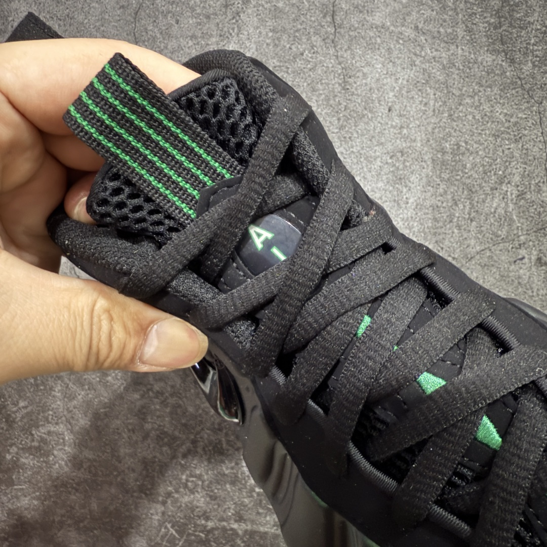 图片[5]-【莞顶升级版】NK Air Foamposite One 市售最强品质 莞产顶级品质 绿黑 2025 喷泡 HF0794-300 莞产原底面 正确鞋面咖色 公司渠道同模具 鞋型发泡360度无死角 双层Zoom气垫植入 中底完美注胶 搭载原厂碳纤维材质 诞生于1997年的NK Air Foamposite系列可以说是整个球鞋历史上最为经典的系列之一 也就是我们常说的“喷”和“泡” 其中“喷”由Foamposite One代言人Penny的英文音译而来 而“泡”则来源于另一款鞋型 Foamposite Pro中\”pro\”的音译 在诞生初期 由于高昂的造价以及超前的外形 Foamposite系列的反对者不在少数 甚至有人认为这款鞋会毁掉整个球鞋行业 但事实证明这双灵感来自于甲虫 自带“黑科技”鞋面以及双层Zoom+大块碳板的太空球鞋不仅受到了大众的接受与追捧 并且成功的影响了篮球鞋的发展 尺码：40 40.5 41 42 42.5 43 44 44.5 45 46 47.5-选品中心