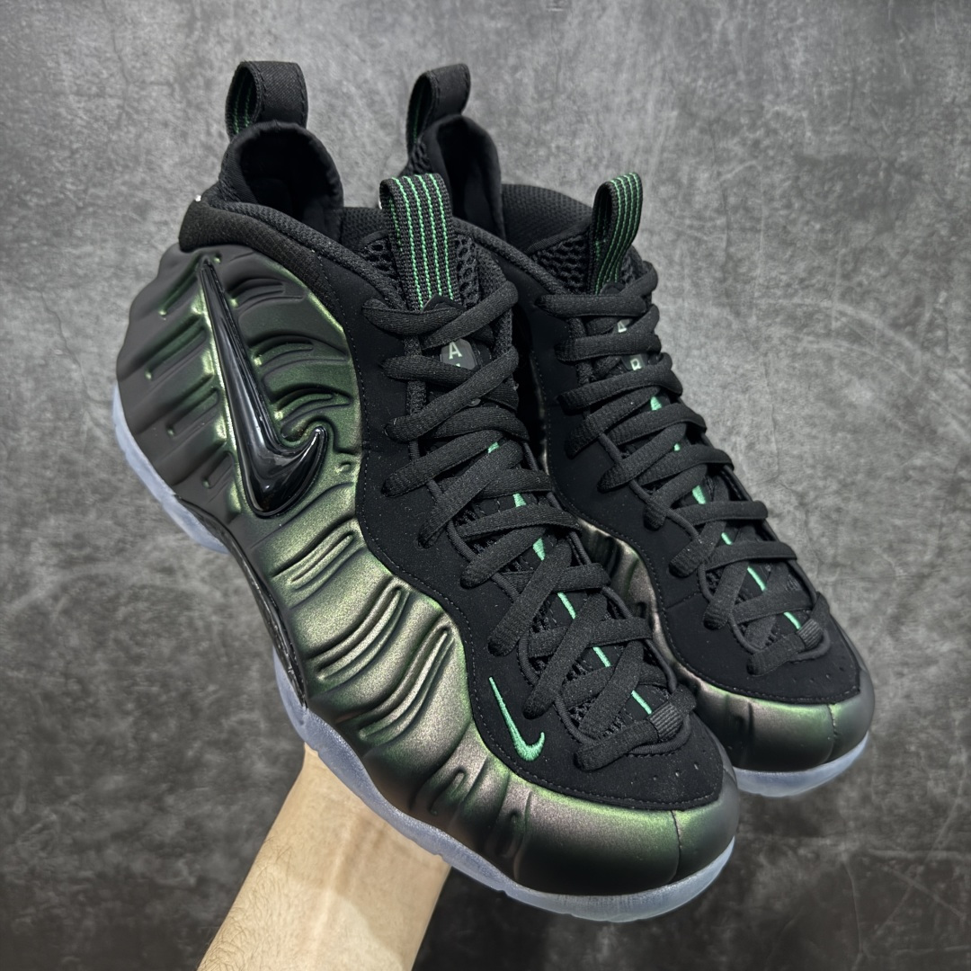 【莞顶升级版】NK Air Foamposite One 市售最强品质 莞产顶级品质 绿黑 2025 喷泡 HF0794-300 莞产原底面 正确鞋面咖色 公司渠道同模具 鞋型发泡360度无死角 双层Zoom气垫植入 中底完美注胶 搭载原厂碳纤维材质 诞生于1997年的NK Air Foamposite系列可以说是整个球鞋历史上最为经典的系列之一 也就是我们常说的“喷”和“泡” 其中“喷”由Foamposite One代言人Penny的英文音译而来 而“泡”则来源于另一款鞋型 Foamposite Pro中\”pro\”的音译 在诞生初期 由于高昂的造价以及超前的外形 Foamposite系列的反对者不在少数 甚至有人认为这款鞋会毁掉整个球鞋行业 但事实证明这双灵感来自于甲虫 自带“黑科技”鞋面以及双层Zoom+大块碳板的太空球鞋不仅受到了大众的接受与追捧 并且成功的影响了篮球鞋的发展 尺码：40 40.5 41 42 42.5 43 44 44.5 45 46 47.5-选品中心