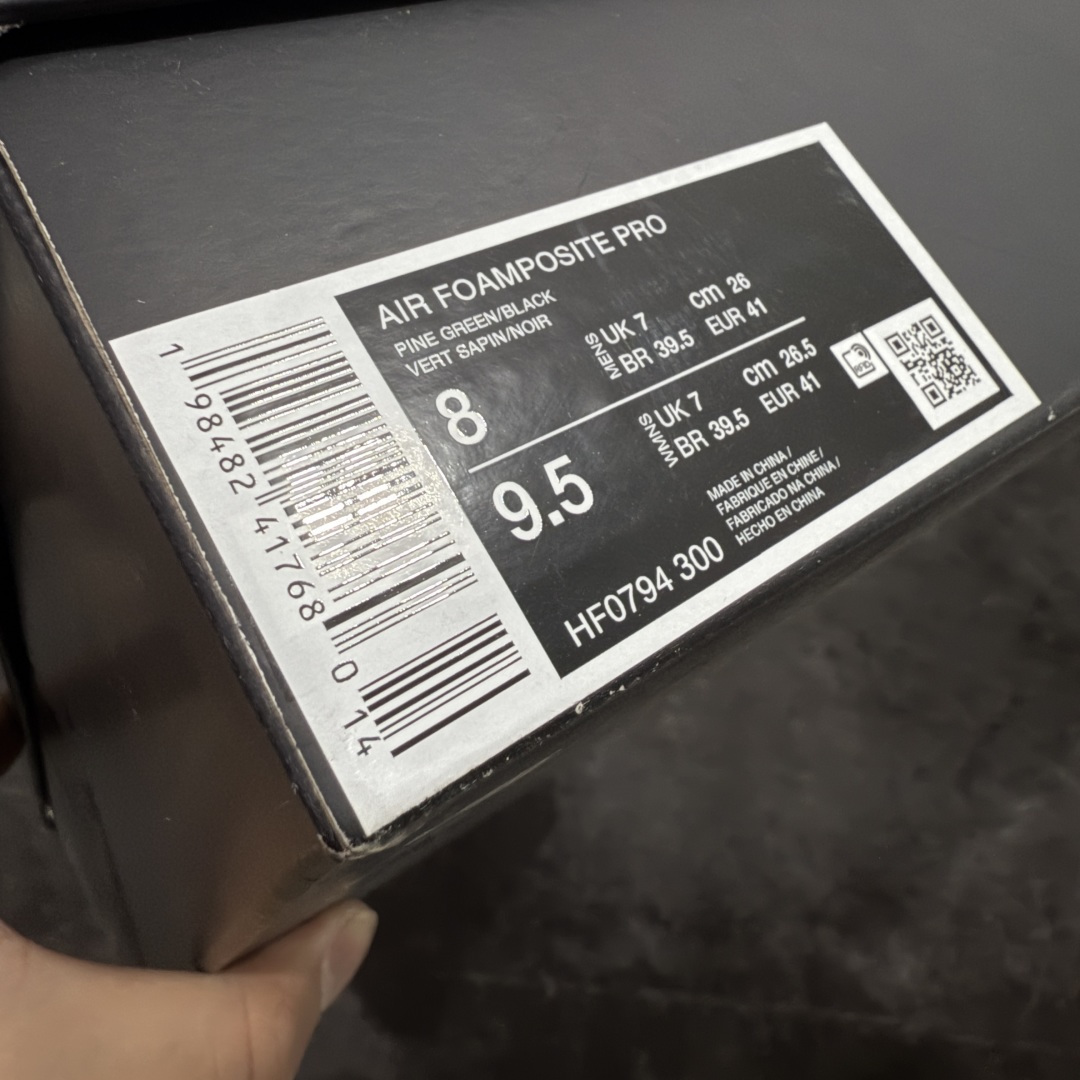 图片[9]-【莞顶升级版】NK Air Foamposite One 市售最强品质 莞产顶级品质 绿黑 2025 喷泡 HF0794-300 莞产原底面 正确鞋面咖色 公司渠道同模具 鞋型发泡360度无死角 双层Zoom气垫植入 中底完美注胶 搭载原厂碳纤维材质 诞生于1997年的NK Air Foamposite系列可以说是整个球鞋历史上最为经典的系列之一 也就是我们常说的“喷”和“泡” 其中“喷”由Foamposite One代言人Penny的英文音译而来 而“泡”则来源于另一款鞋型 Foamposite Pro中\”pro\”的音译 在诞生初期 由于高昂的造价以及超前的外形 Foamposite系列的反对者不在少数 甚至有人认为这款鞋会毁掉整个球鞋行业 但事实证明这双灵感来自于甲虫 自带“黑科技”鞋面以及双层Zoom+大块碳板的太空球鞋不仅受到了大众的接受与追捧 并且成功的影响了篮球鞋的发展 尺码：40 40.5 41 42 42.5 43 44 44.5 45 46 47.5-选品中心