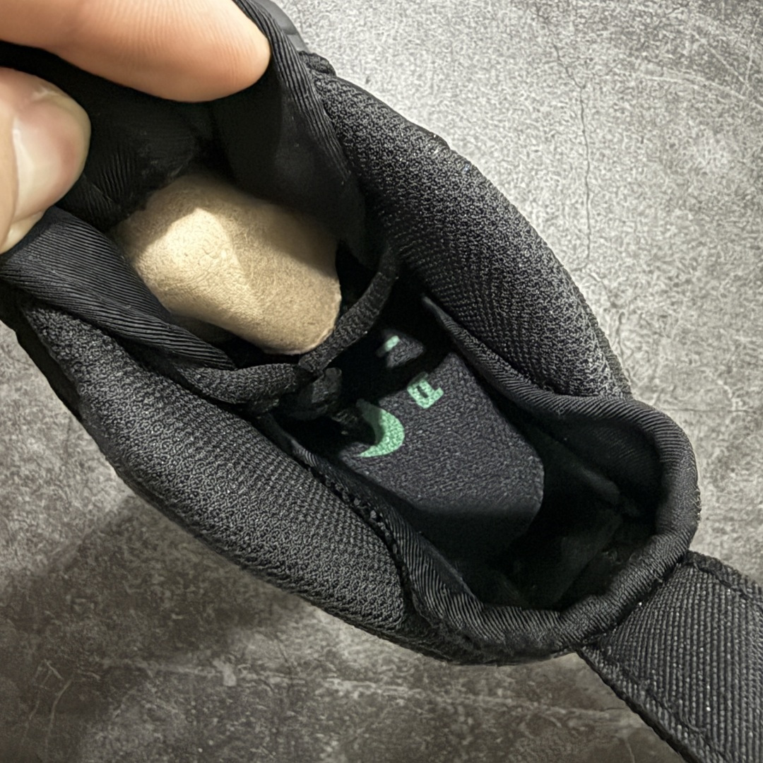 图片[6]-【莞顶升级版】NK Air Foamposite One 市售最强品质 莞产顶级品质 绿黑 2025 喷泡 HF0794-300 莞产原底面 正确鞋面咖色 公司渠道同模具 鞋型发泡360度无死角 双层Zoom气垫植入 中底完美注胶 搭载原厂碳纤维材质 诞生于1997年的NK Air Foamposite系列可以说是整个球鞋历史上最为经典的系列之一 也就是我们常说的“喷”和“泡” 其中“喷”由Foamposite One代言人Penny的英文音译而来 而“泡”则来源于另一款鞋型 Foamposite Pro中\”pro\”的音译 在诞生初期 由于高昂的造价以及超前的外形 Foamposite系列的反对者不在少数 甚至有人认为这款鞋会毁掉整个球鞋行业 但事实证明这双灵感来自于甲虫 自带“黑科技”鞋面以及双层Zoom+大块碳板的太空球鞋不仅受到了大众的接受与追捧 并且成功的影响了篮球鞋的发展 尺码：40 40.5 41 42 42.5 43 44 44.5 45 46 47.5-选品中心