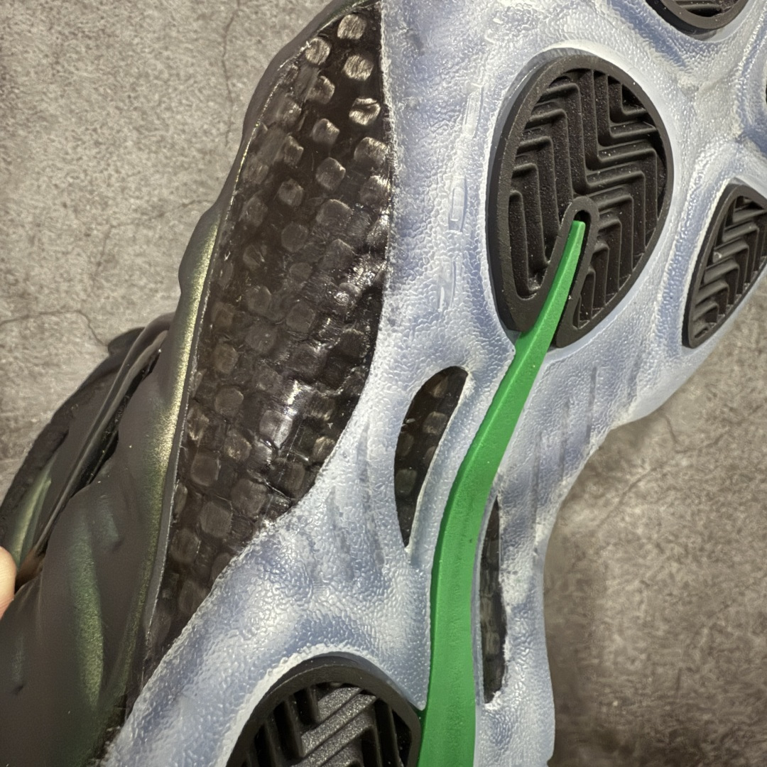 图片[8]-【莞顶升级版】NK Air Foamposite One 市售最强品质 莞产顶级品质 绿黑 2025 喷泡 HF0794-300 莞产原底面 正确鞋面咖色 公司渠道同模具 鞋型发泡360度无死角 双层Zoom气垫植入 中底完美注胶 搭载原厂碳纤维材质 诞生于1997年的NK Air Foamposite系列可以说是整个球鞋历史上最为经典的系列之一 也就是我们常说的“喷”和“泡” 其中“喷”由Foamposite One代言人Penny的英文音译而来 而“泡”则来源于另一款鞋型 Foamposite Pro中\”pro\”的音译 在诞生初期 由于高昂的造价以及超前的外形 Foamposite系列的反对者不在少数 甚至有人认为这款鞋会毁掉整个球鞋行业 但事实证明这双灵感来自于甲虫 自带“黑科技”鞋面以及双层Zoom+大块碳板的太空球鞋不仅受到了大众的接受与追捧 并且成功的影响了篮球鞋的发展 尺码：40 40.5 41 42 42.5 43 44 44.5 45 46 47.5-选品中心