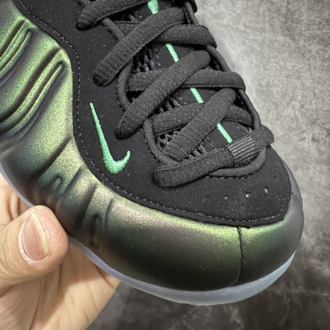 图片[4]-【莞顶升级版】NK Air Foamposite One 市售最强品质 莞产顶级品质 绿黑 2025 喷泡 HF0794-300 莞产原底面 正确鞋面咖色 公司渠道同模具 鞋型发泡360度无死角 双层Zoom气垫植入 中底完美注胶 搭载原厂碳纤维材质 诞生于1997年的NK Air Foamposite系列可以说是整个球鞋历史上最为经典的系列之一 也就是我们常说的“喷”和“泡” 其中“喷”由Foamposite One代言人Penny的英文音译而来 而“泡”则来源于另一款鞋型 Foamposite Pro中\”pro\”的音译 在诞生初期 由于高昂的造价以及超前的外形 Foamposite系列的反对者不在少数 甚至有人认为这款鞋会毁掉整个球鞋行业 但事实证明这双灵感来自于甲虫 自带“黑科技”鞋面以及双层Zoom+大块碳板的太空球鞋不仅受到了大众的接受与追捧 并且成功的影响了篮球鞋的发展 尺码：40 40.5 41 42 42.5 43 44 44.5 45 46 47.5-选品中心