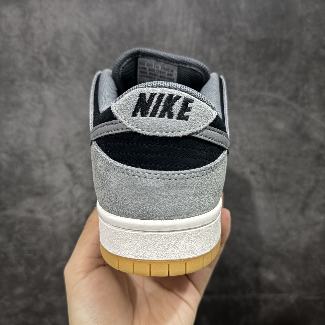 图片[4]-【YC纯原】Nike Dunk SB Low “DARK SMOKE GREY” 灰黑色 小众高级减震防滑低邦休闲板鞋 该定制版球鞋选用原鞋款为Nike Dunk SB Lowy低帮板鞋男女同款棕色，该产品设计灵感来源于轻定制，用符合美学逻辑的色彩作为设计的基石，整体简约而不简单，复古风作为整体设计的点睛之笔也拉高了抢眼度，氛围感c满满，日常舒适且百搭。 货号：HF3063-001 尺码：40 40.5 41 42 42.5 43 44 44.5 45 46-选品中心