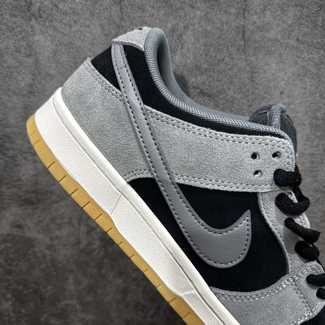 图片[7]-【YC纯原】Nike Dunk SB Low “DARK SMOKE GREY” 灰黑色 小众高级减震防滑低邦休闲板鞋 该定制版球鞋选用原鞋款为Nike Dunk SB Lowy低帮板鞋男女同款棕色，该产品设计灵感来源于轻定制，用符合美学逻辑的色彩作为设计的基石，整体简约而不简单，复古风作为整体设计的点睛之笔也拉高了抢眼度，氛围感c满满，日常舒适且百搭。 货号：HF3063-001 尺码：40 40.5 41 42 42.5 43 44 44.5 45 46-选品中心