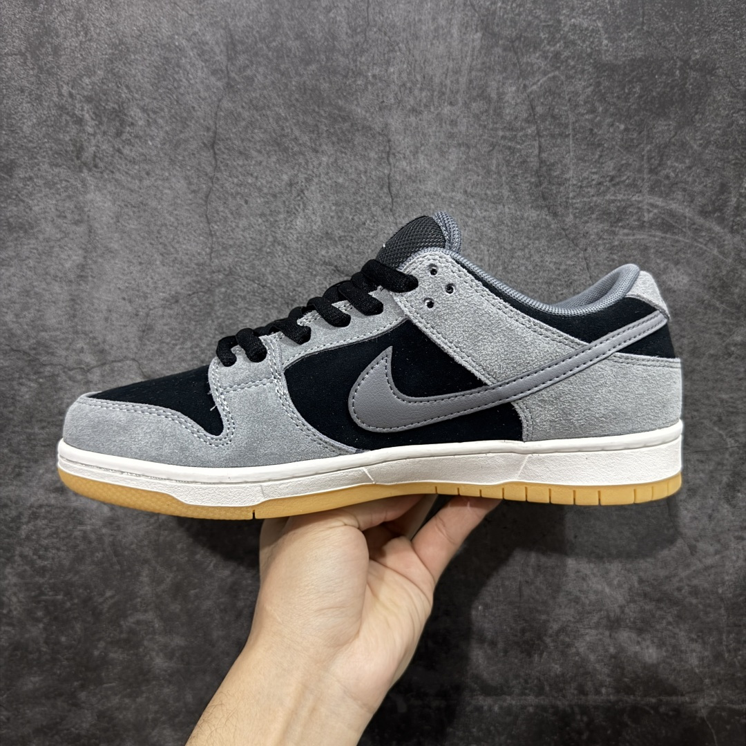 图片[2]-【YC纯原】Nike Dunk SB Low “DARK SMOKE GREY” 灰黑色 小众高级减震防滑低邦休闲板鞋 该定制版球鞋选用原鞋款为Nike Dunk SB Lowy低帮板鞋男女同款棕色，该产品设计灵感来源于轻定制，用符合美学逻辑的色彩作为设计的基石，整体简约而不简单，复古风作为整体设计的点睛之笔也拉高了抢眼度，氛围感c满满，日常舒适且百搭。 货号：HF3063-001 尺码：40 40.5 41 42 42.5 43 44 44.5 45 46-选品中心