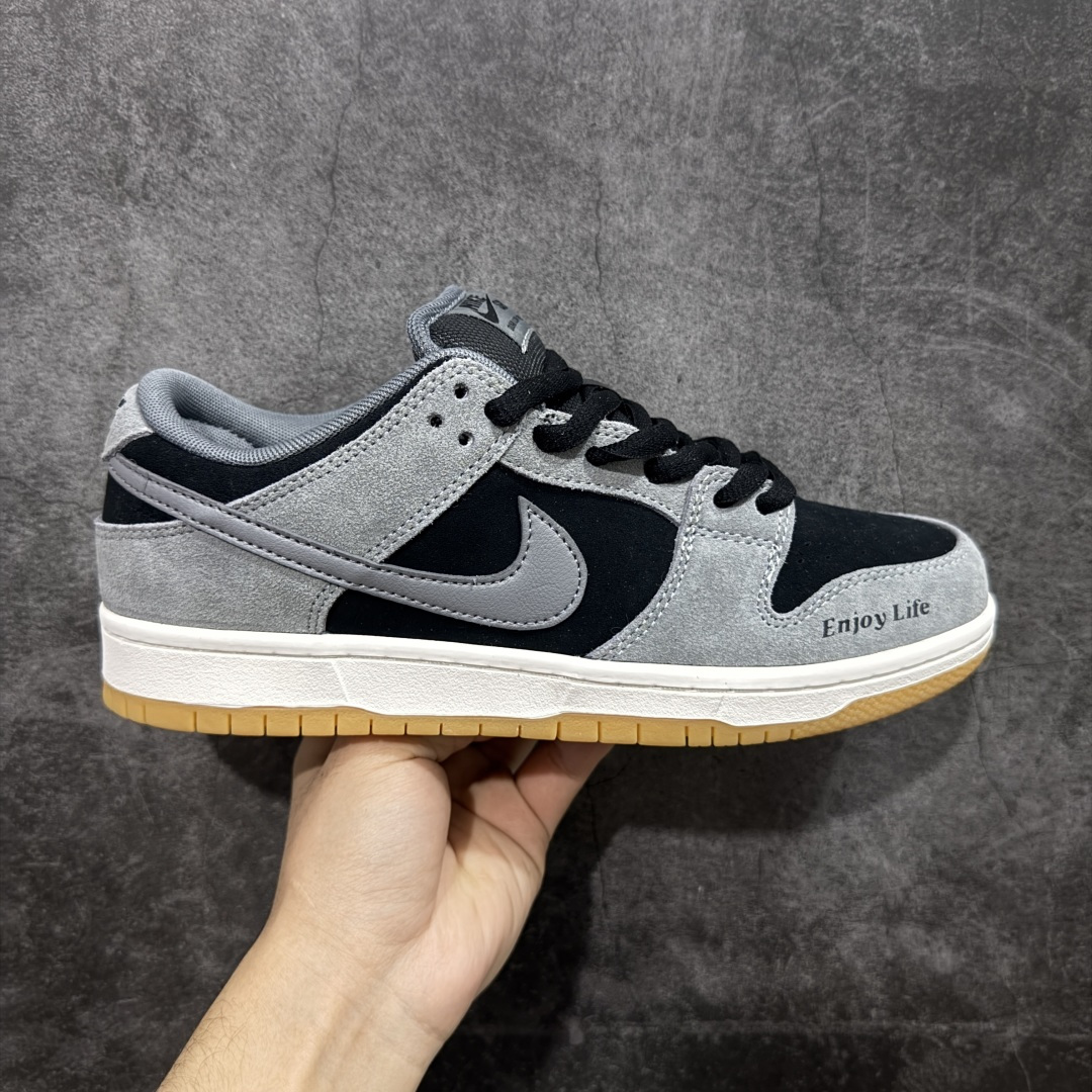 【YC纯原】Nike Dunk SB Low “DARK SMOKE GREY” 灰黑色 小众高级减震防滑低邦休闲板鞋 该定制版球鞋选用原鞋款为Nike Dunk SB Lowy低帮板鞋男女同款棕色，该产品设计灵感来源于轻定制，用符合美学逻辑的色彩作为设计的基石，整体简约而不简单，复古风作为整体设计的点睛之笔也拉高了抢眼度，氛围感c满满，日常舒适且百搭。 货号：HF3063-001 尺码：40 40.5 41 42 42.5 43 44 44.5 45 46-选品中心