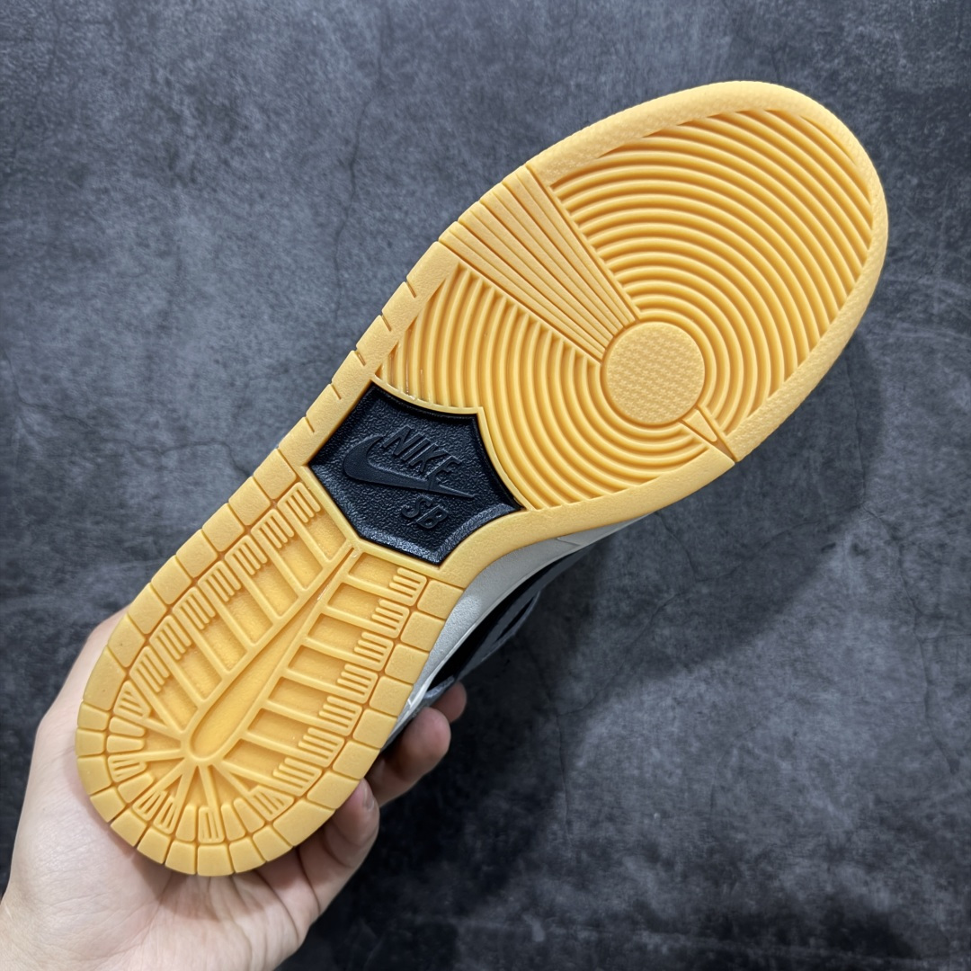 图片[9]-【YC纯原】Nike Dunk SB Low “DARK SMOKE GREY” 灰黑色 小众高级减震防滑低邦休闲板鞋 该定制版球鞋选用原鞋款为Nike Dunk SB Lowy低帮板鞋男女同款棕色，该产品设计灵感来源于轻定制，用符合美学逻辑的色彩作为设计的基石，整体简约而不简单，复古风作为整体设计的点睛之笔也拉高了抢眼度，氛围感c满满，日常舒适且百搭。 货号：HF3063-001 尺码：40 40.5 41 42 42.5 43 44 44.5 45 46-选品中心