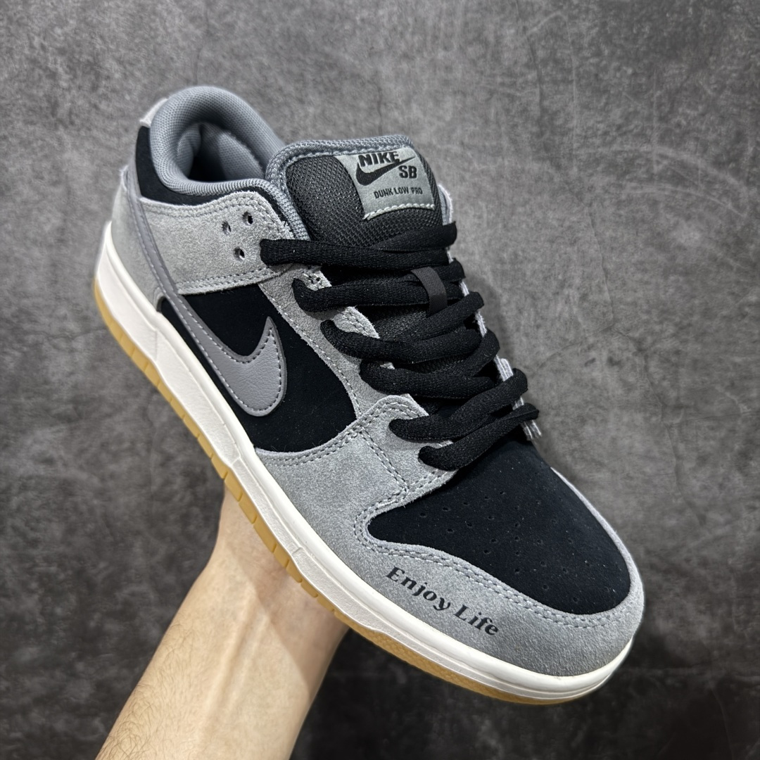 图片[3]-【YC纯原】Nike Dunk SB Low “DARK SMOKE GREY” 灰黑色 小众高级减震防滑低邦休闲板鞋 该定制版球鞋选用原鞋款为Nike Dunk SB Lowy低帮板鞋男女同款棕色，该产品设计灵感来源于轻定制，用符合美学逻辑的色彩作为设计的基石，整体简约而不简单，复古风作为整体设计的点睛之笔也拉高了抢眼度，氛围感c满满，日常舒适且百搭。 货号：HF3063-001 尺码：40 40.5 41 42 42.5 43 44 44.5 45 46-选品中心