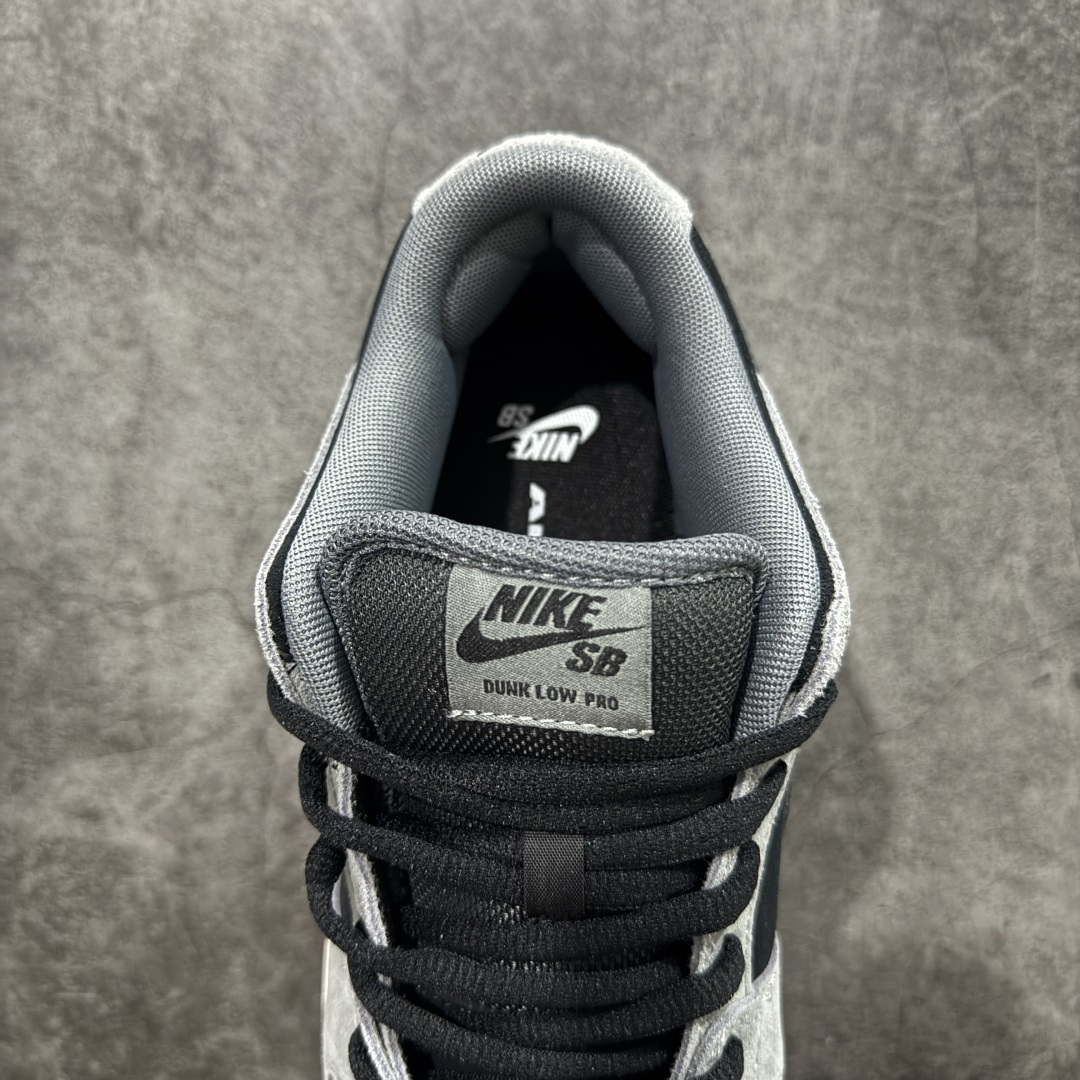 图片[8]-【YC纯原】Nike Dunk SB Low “DARK SMOKE GREY” 灰黑色 小众高级减震防滑低邦休闲板鞋 该定制版球鞋选用原鞋款为Nike Dunk SB Lowy低帮板鞋男女同款棕色，该产品设计灵感来源于轻定制，用符合美学逻辑的色彩作为设计的基石，整体简约而不简单，复古风作为整体设计的点睛之笔也拉高了抢眼度，氛围感c满满，日常舒适且百搭。 货号：HF3063-001 尺码：40 40.5 41 42 42.5 43 44 44.5 45 46-选品中心