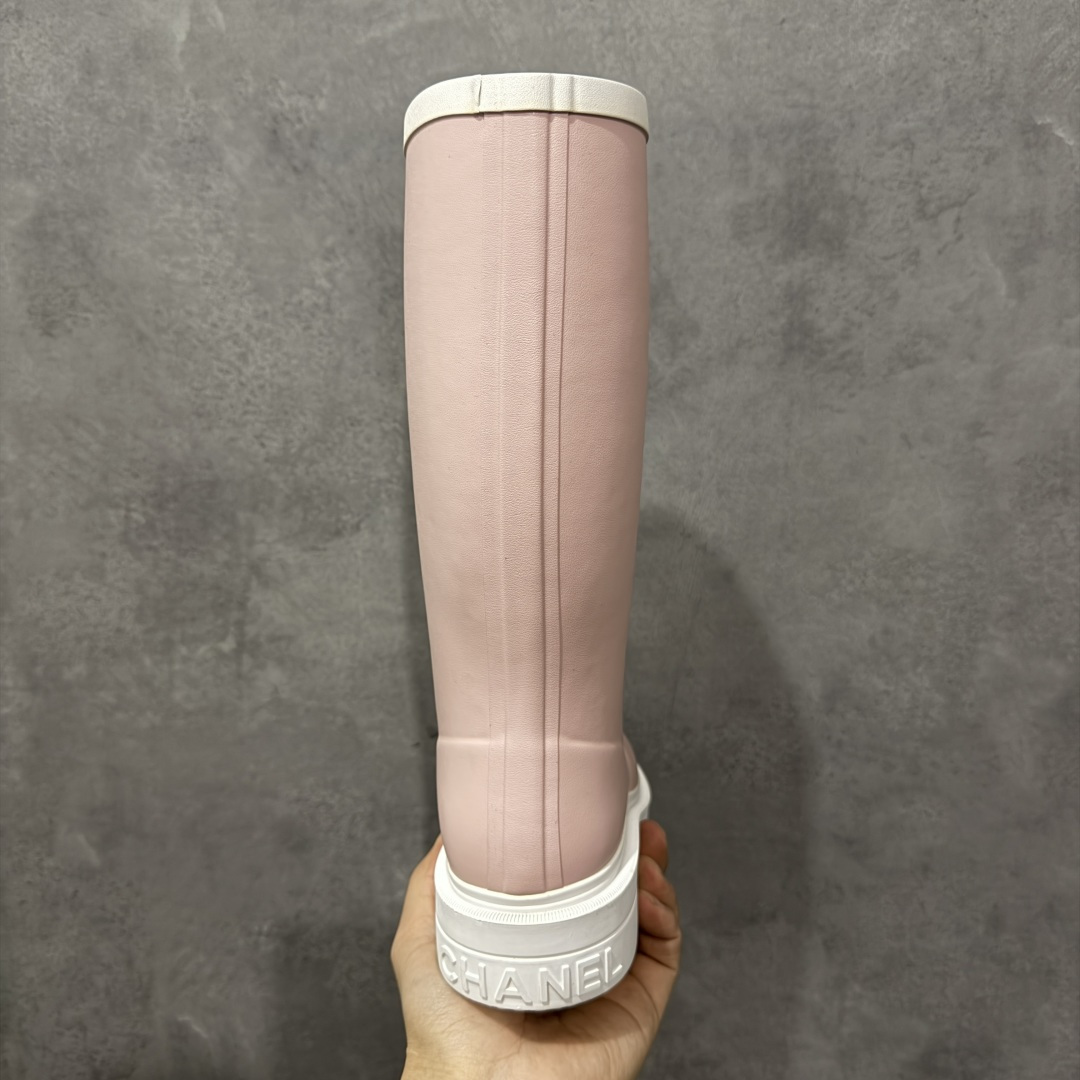 图片[4]-【广东纯原版】Chanel 香奈儿爆款雨靴 全新升级无缝接版本 太好看了，设计风格洋气时尚百搭、超显腿瘦，日常穿搭特时髦 搭什么都不会错 本季必买！谁穿谁美 材料非常有质感很高级！脚感超级柔软舒适 – MATERIAL 🙆TPU#材质 尺码：35-40-选品中心